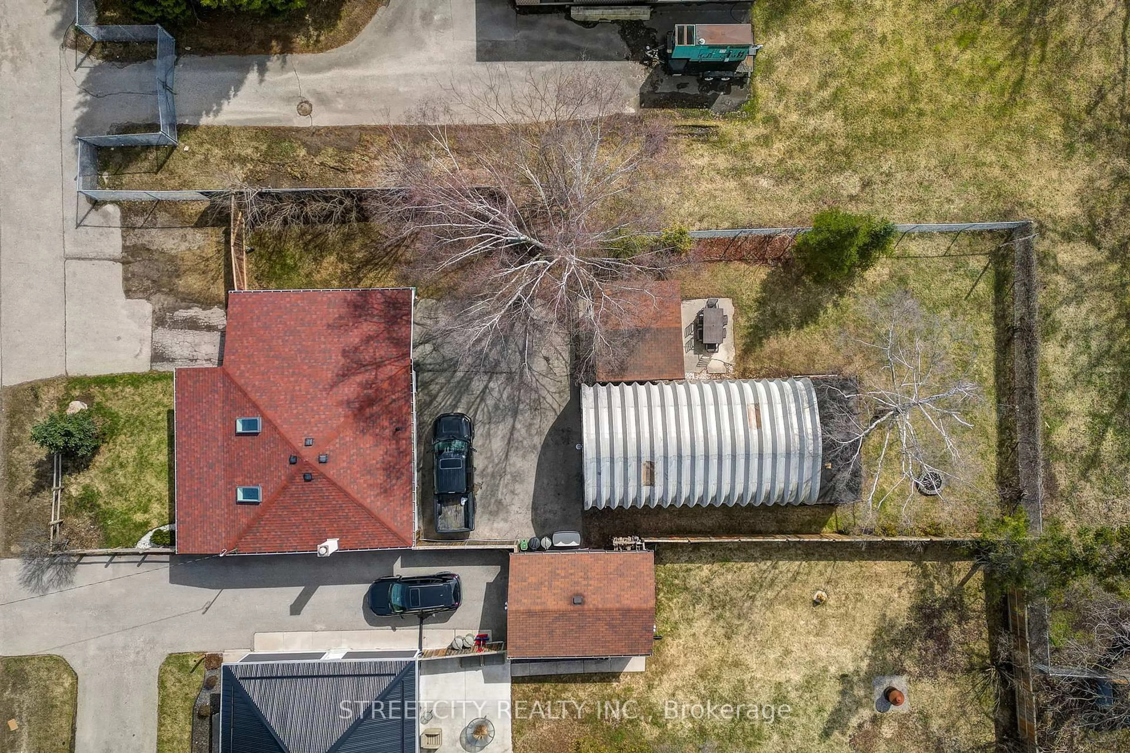 A pic from outside/outdoor area/front of a property/back of a property/a pic from drone, street for 483 CLARKE Rd, London East Ontario N5V 2C8