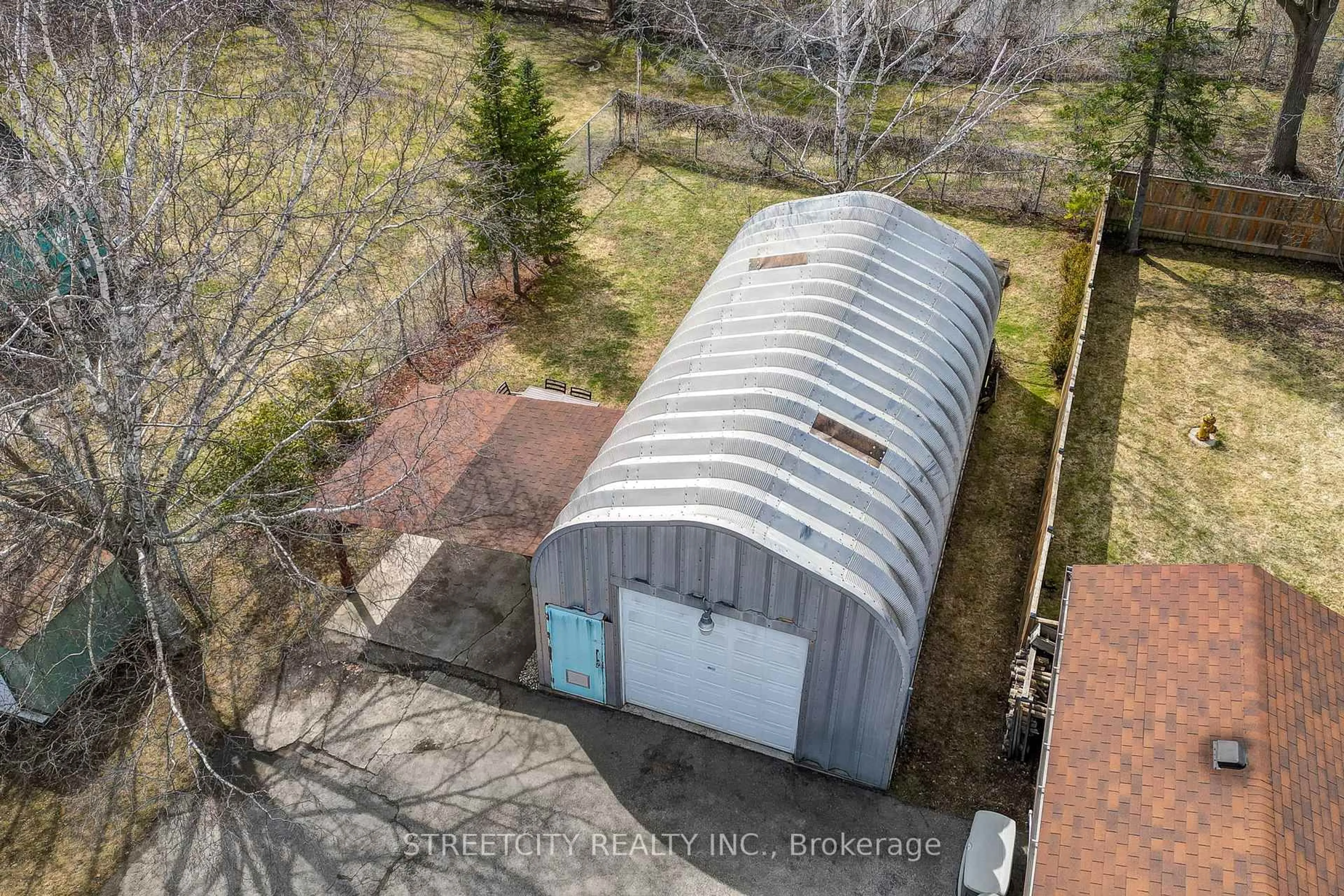 A pic from outside/outdoor area/front of a property/back of a property/a pic from drone, building for 483 CLARKE Rd, London East Ontario N5V 2C8