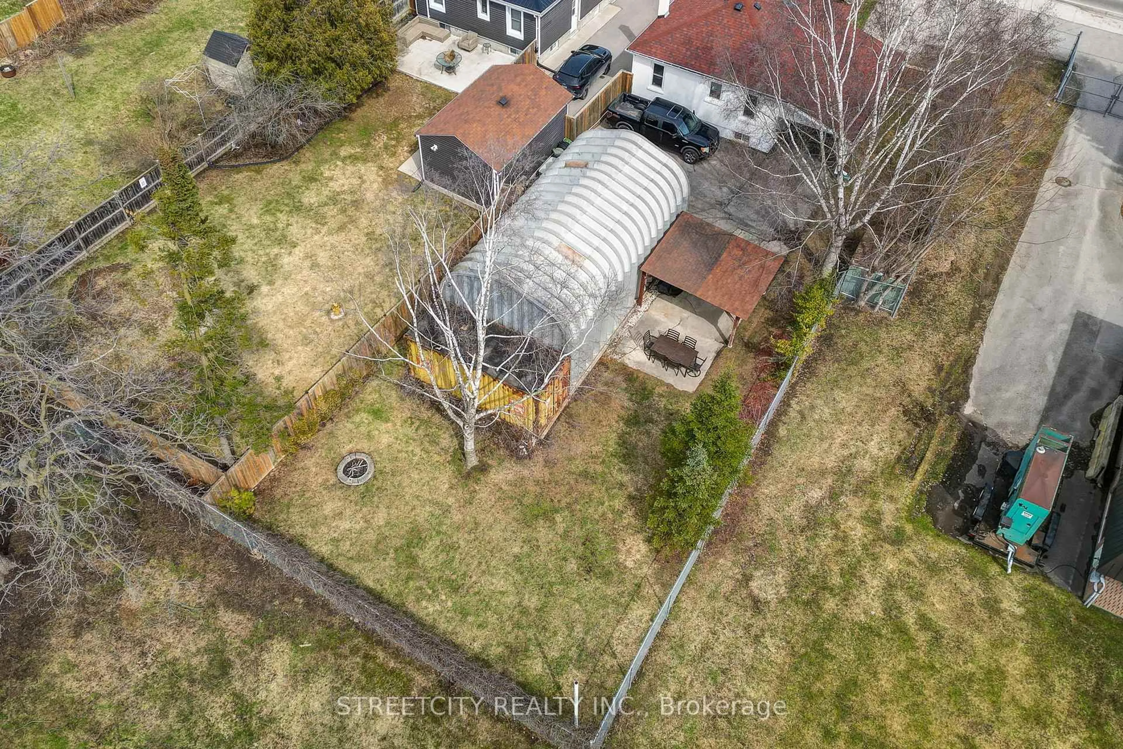 A pic from outside/outdoor area/front of a property/back of a property/a pic from drone, building for 483 CLARKE Rd, London East Ontario N5V 2C8