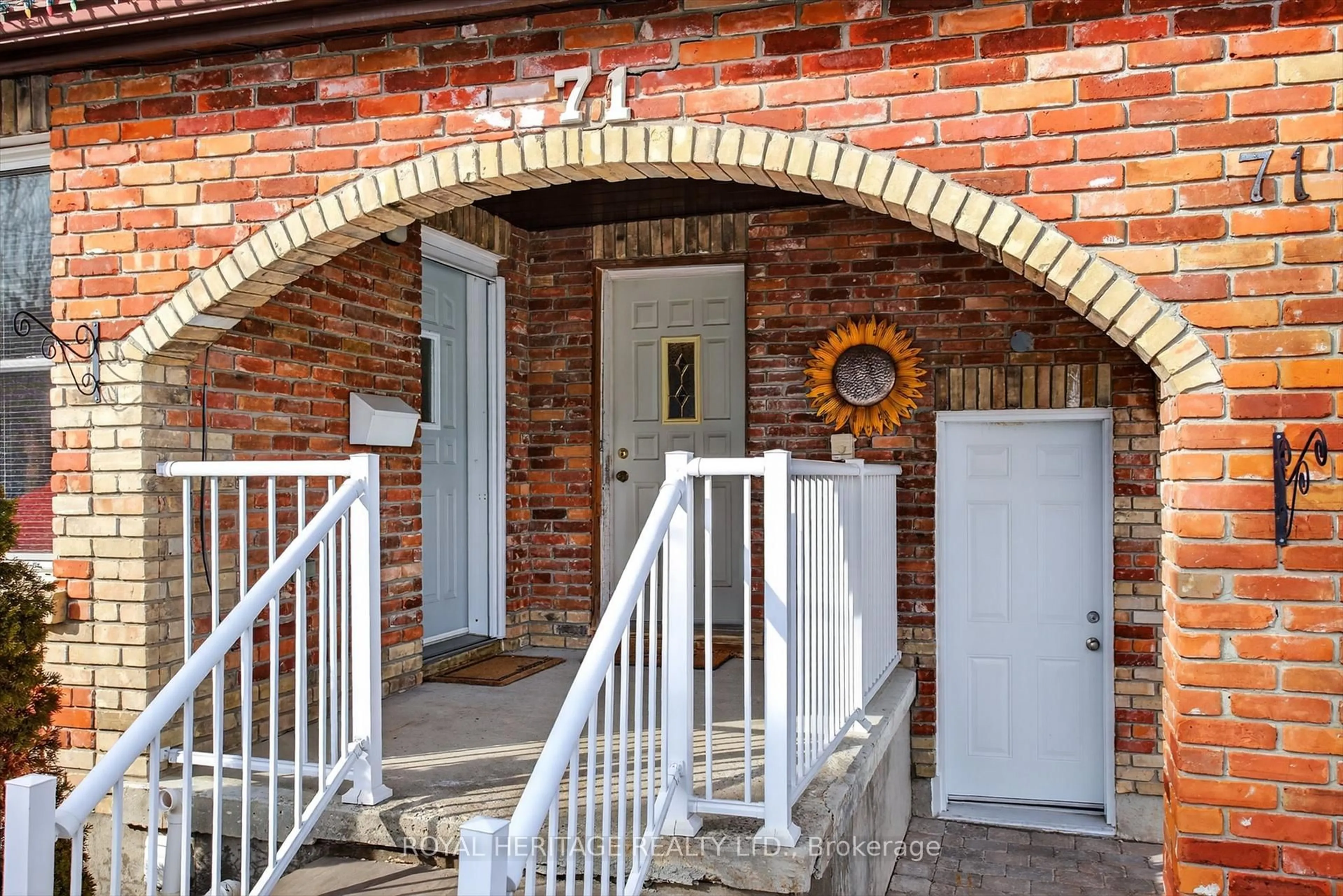 Indoor entryway for 71 Albert St, Kawartha Lakes Ontario K9V 3H3