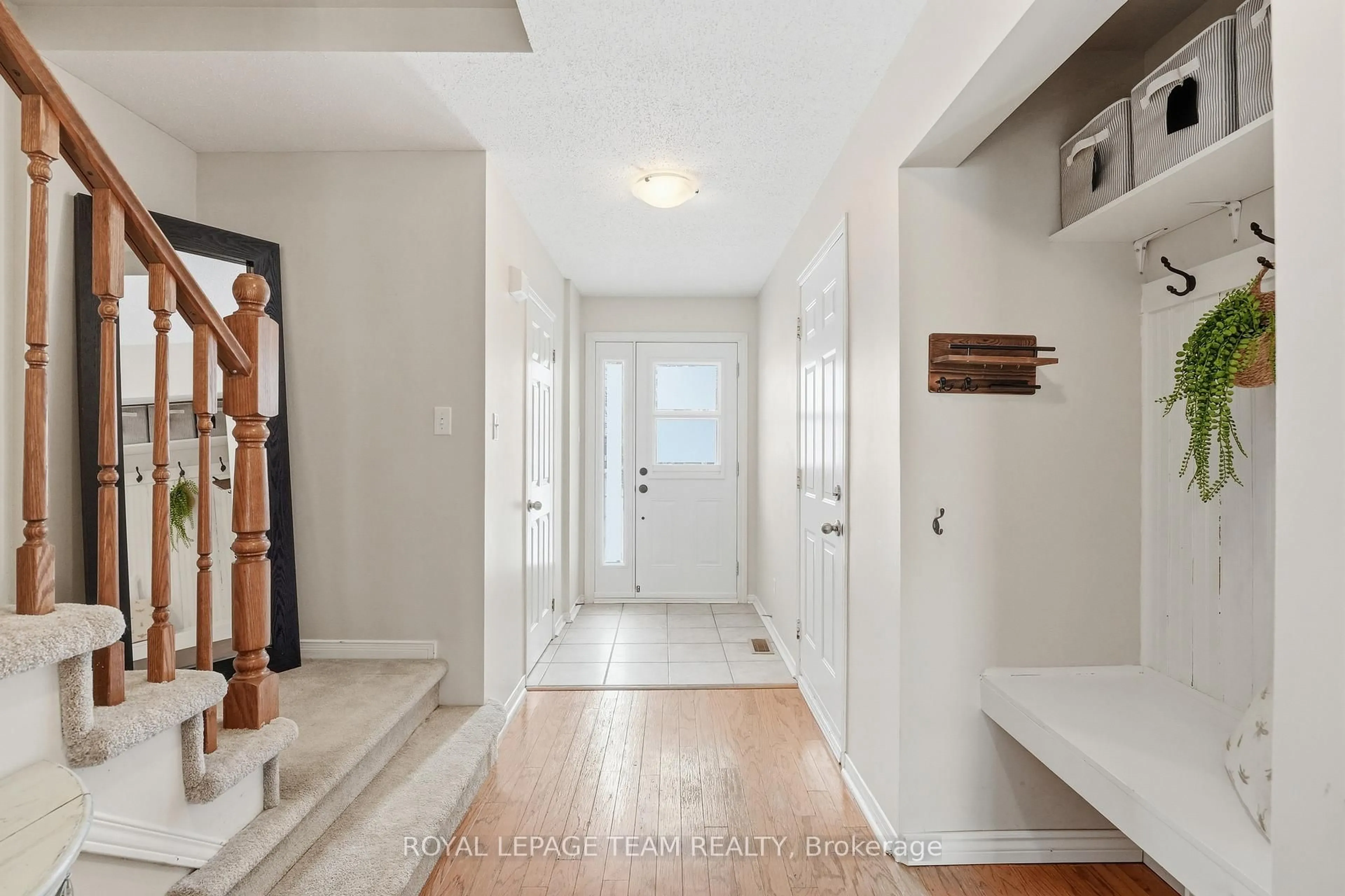 Indoor entryway for 11 Furlong Cres, Ottawa Ontario K2M 2J1