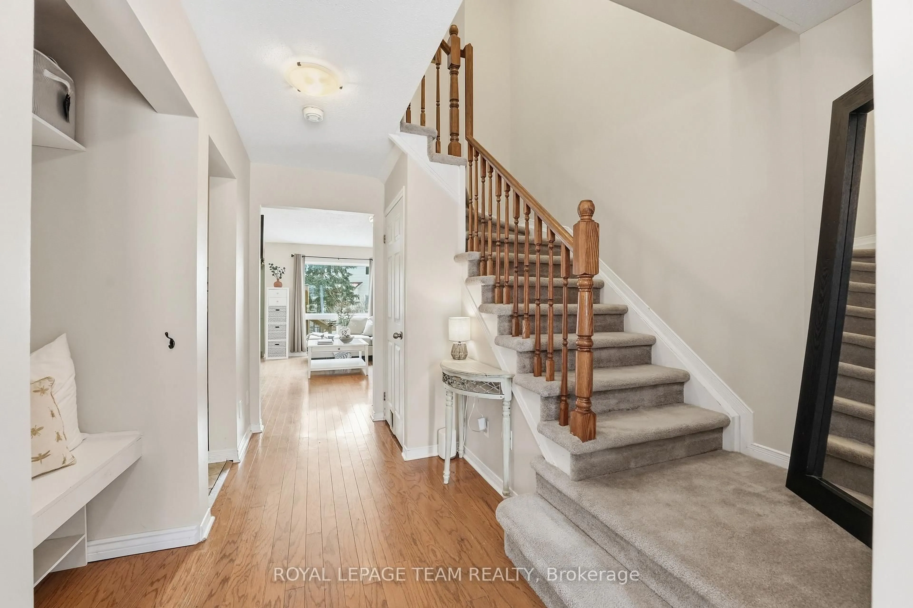 Indoor entryway for 11 Furlong Cres, Ottawa Ontario K2M 2J1