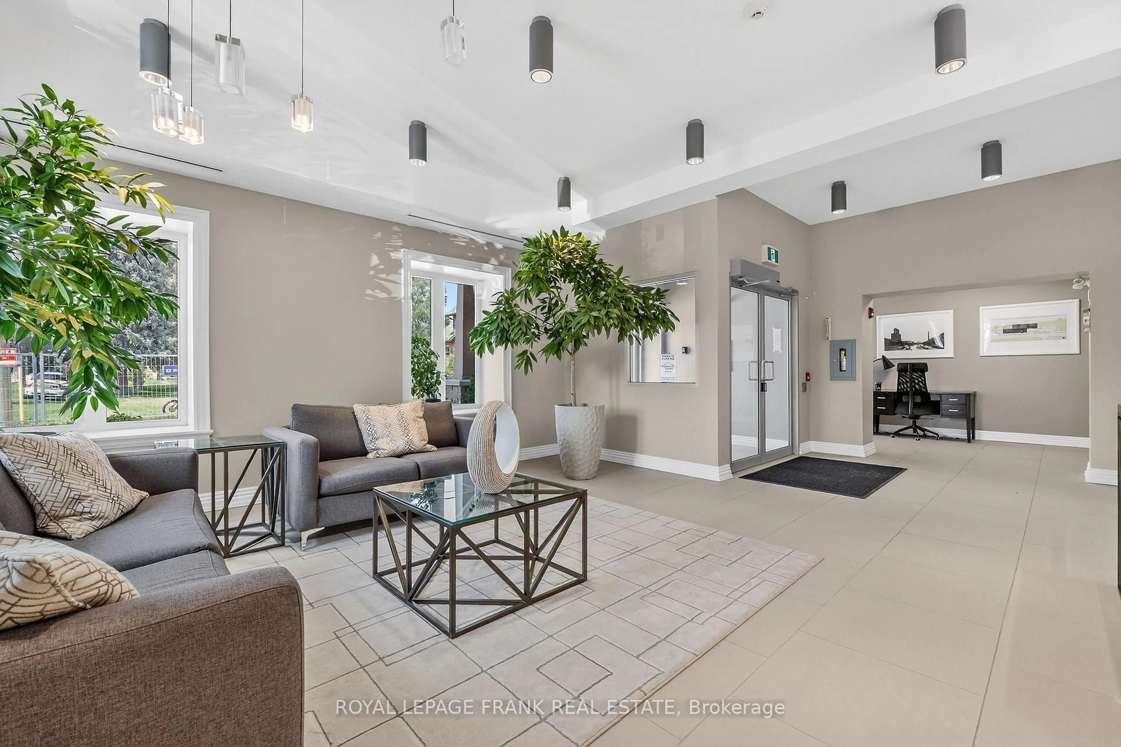 Indoor foyer for 25 King St #103, Kawartha Lakes Ontario K9V 1C7