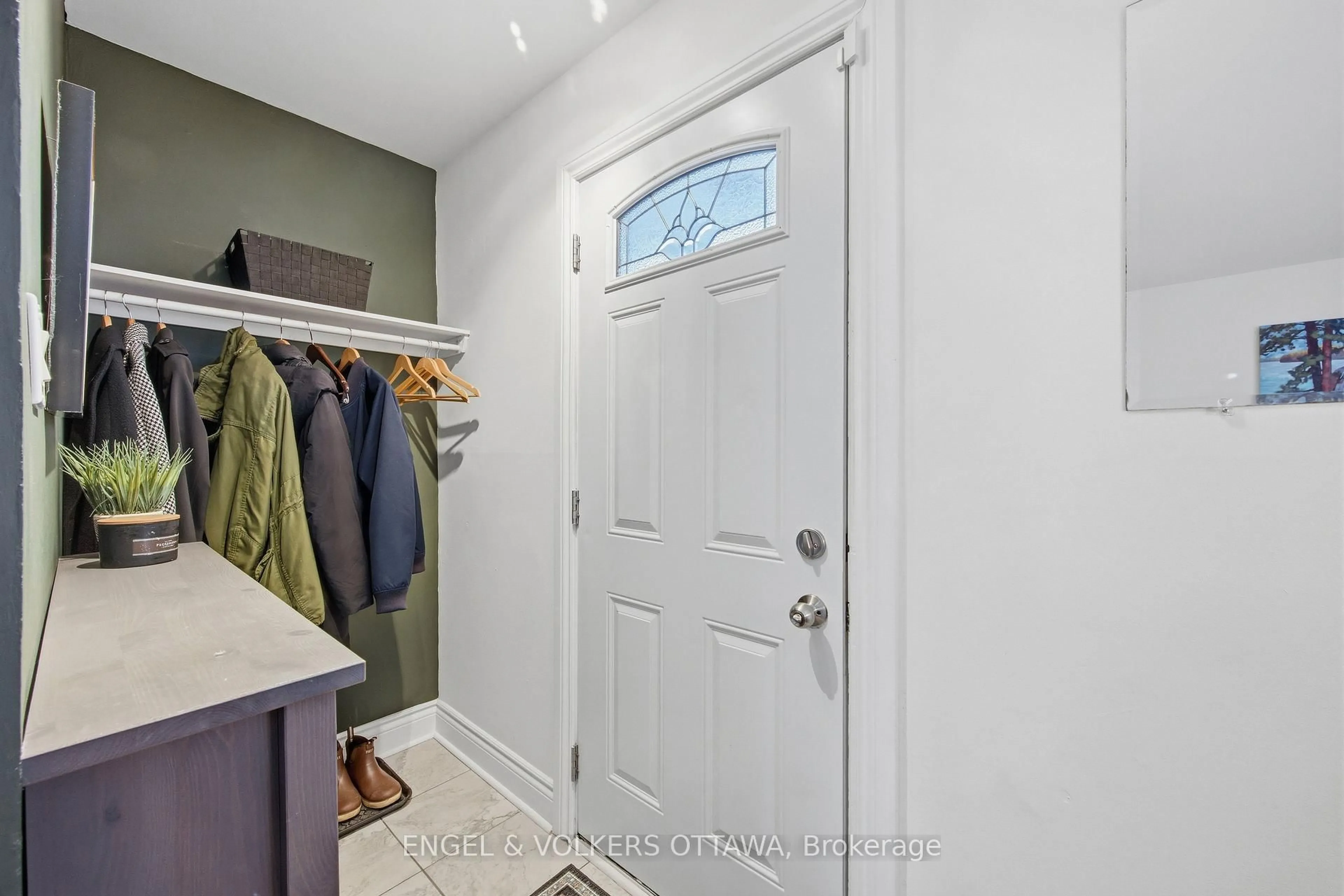 Indoor entryway for 483 Prince Albert St, Ottawa Ontario K1K 1Y7