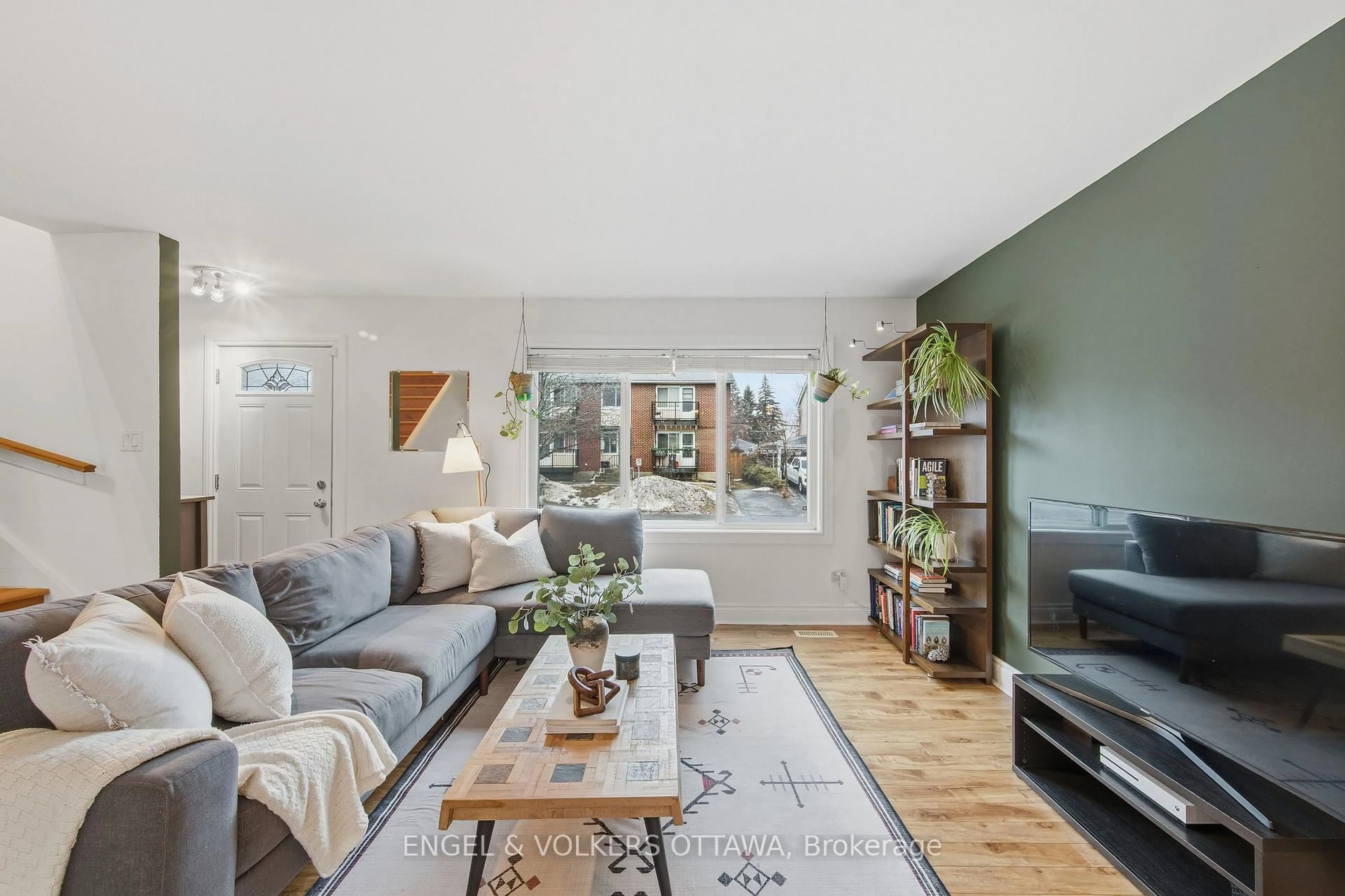 Living room with furniture, unknown for 483 Prince Albert St, Ottawa Ontario K1K 1Y7