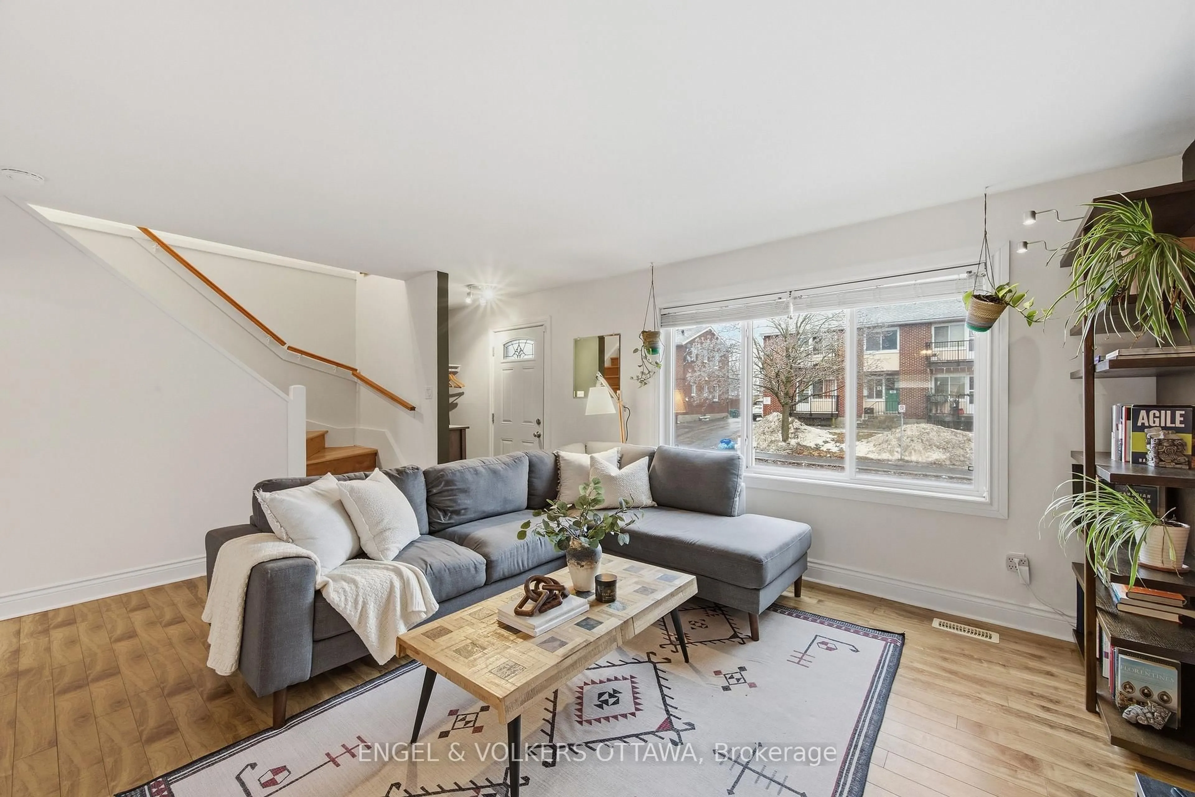 Living room with furniture, unknown for 483 Prince Albert St, Ottawa Ontario K1K 1Y7