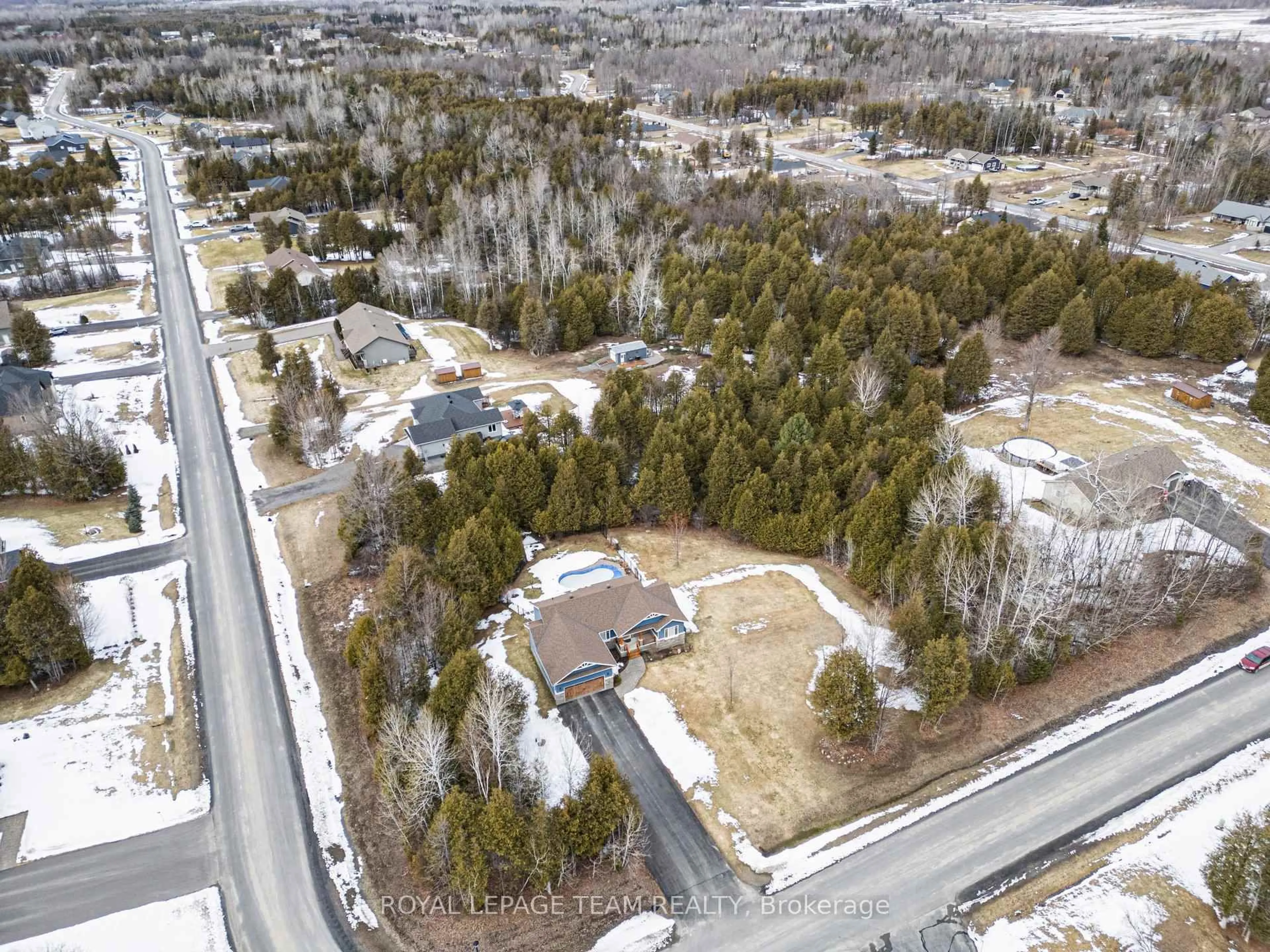 A pic from outside/outdoor area/front of a property/back of a property/a pic from drone, unknown for 67 Stonewalk Dr, North Grenville Ontario K0G 1J0