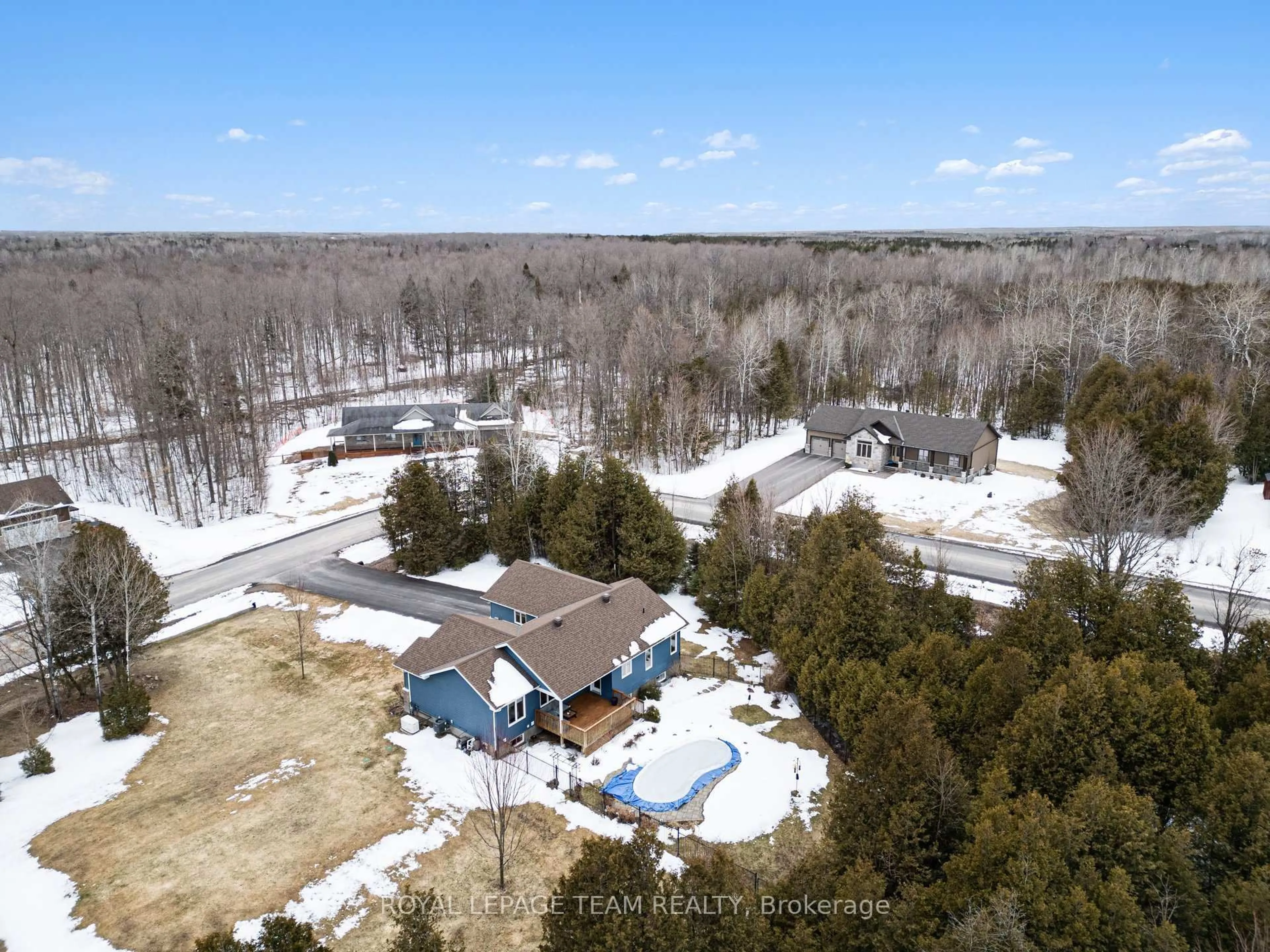 A pic from outside/outdoor area/front of a property/back of a property/a pic from drone, unknown for 67 Stonewalk Dr, North Grenville Ontario K0G 1J0