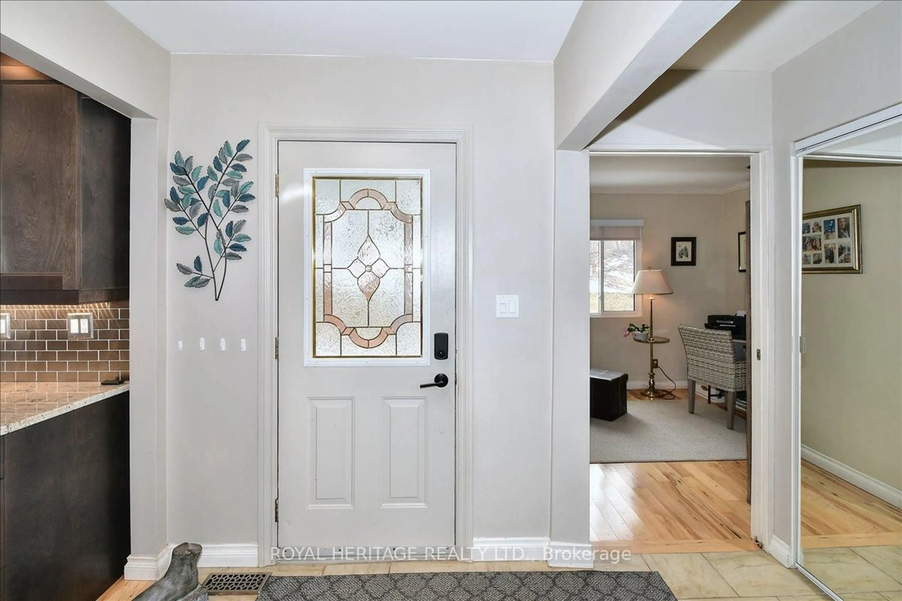 Indoor entryway for 298 Fife Ave, Selwyn Ontario K9J 6X3