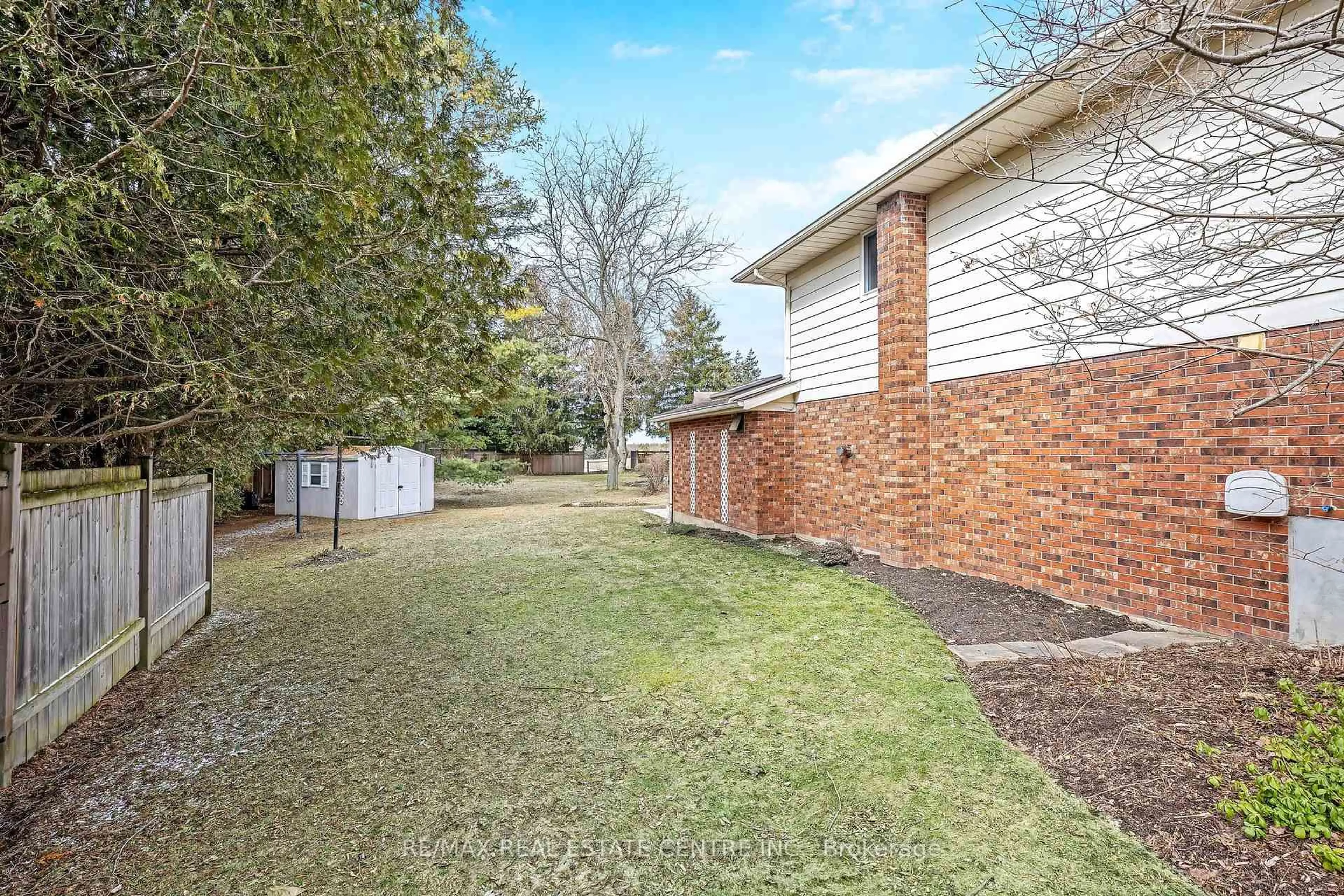 A pic from outside/outdoor area/front of a property/back of a property/a pic from drone, street for 9 Cloverdale Cres, Wilmot Ontario N0B 2H0