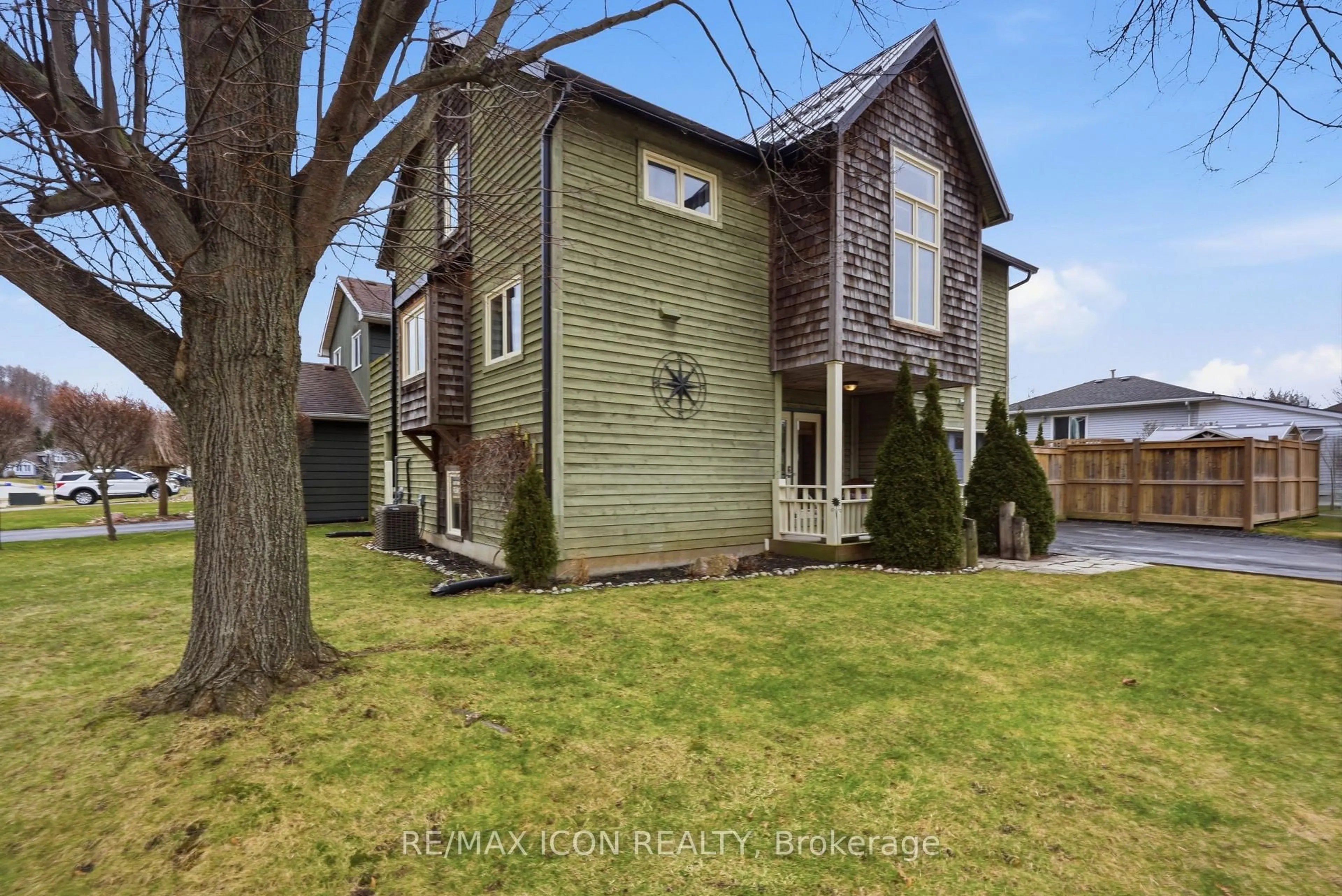 A pic from outside/outdoor area/front of a property/back of a property/a pic from drone, street for 318 Selbourne Dr, Central Elgin Ontario N5L 1B1