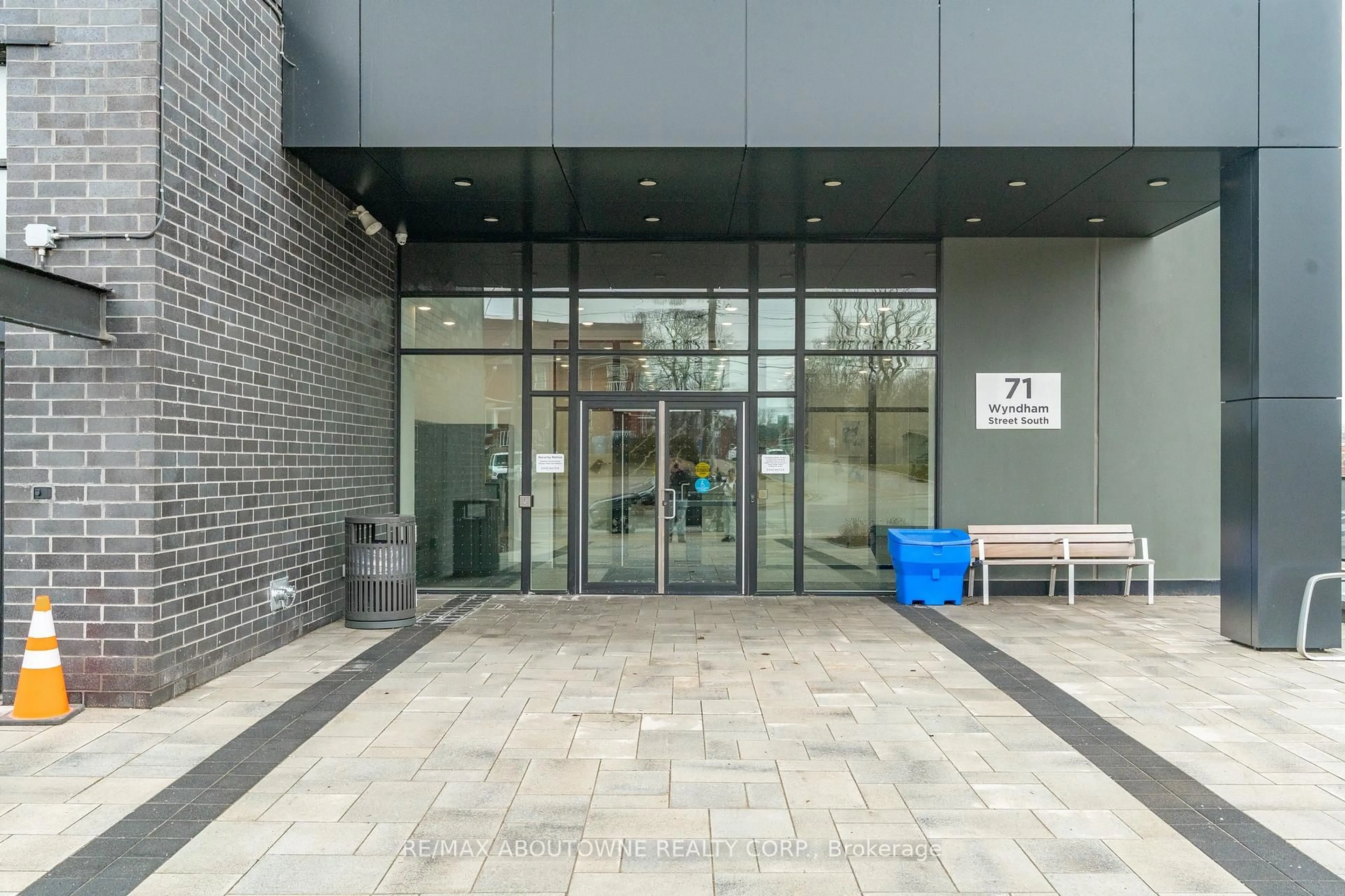 Indoor foyer for 71 Wyndham St #506, Guelph Ontario N1E 0T7