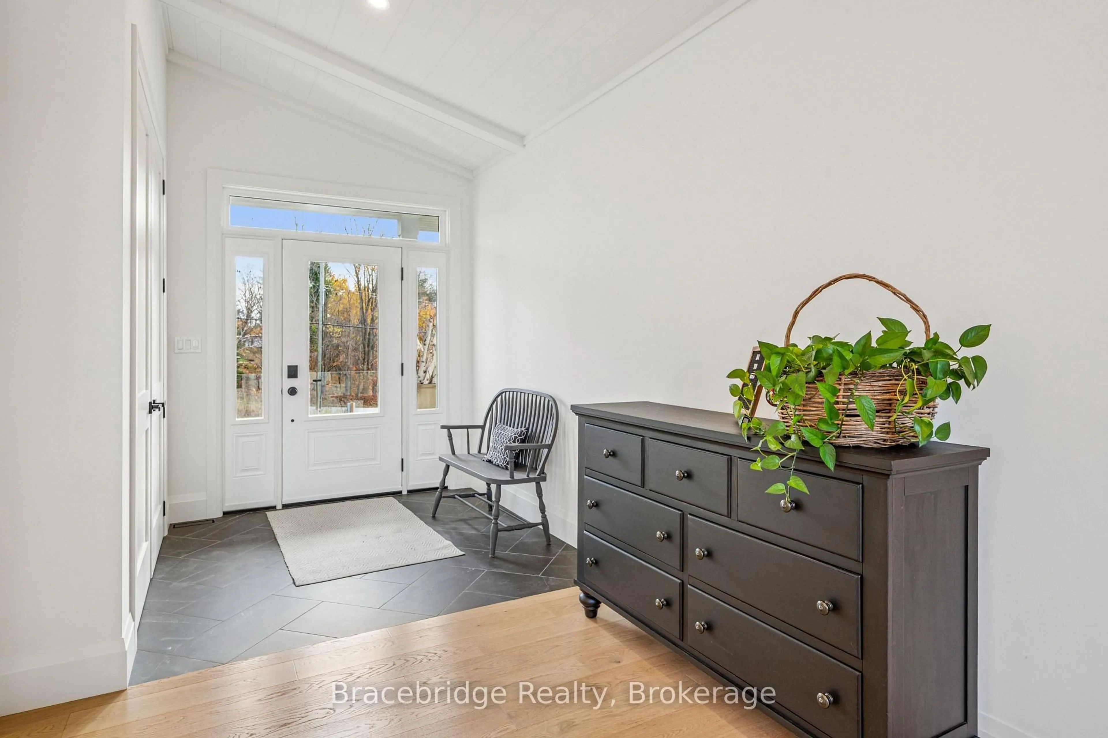 Indoor entryway for 1006 Stephens Bay Rd, Bracebridge Ontario P1L 1X2