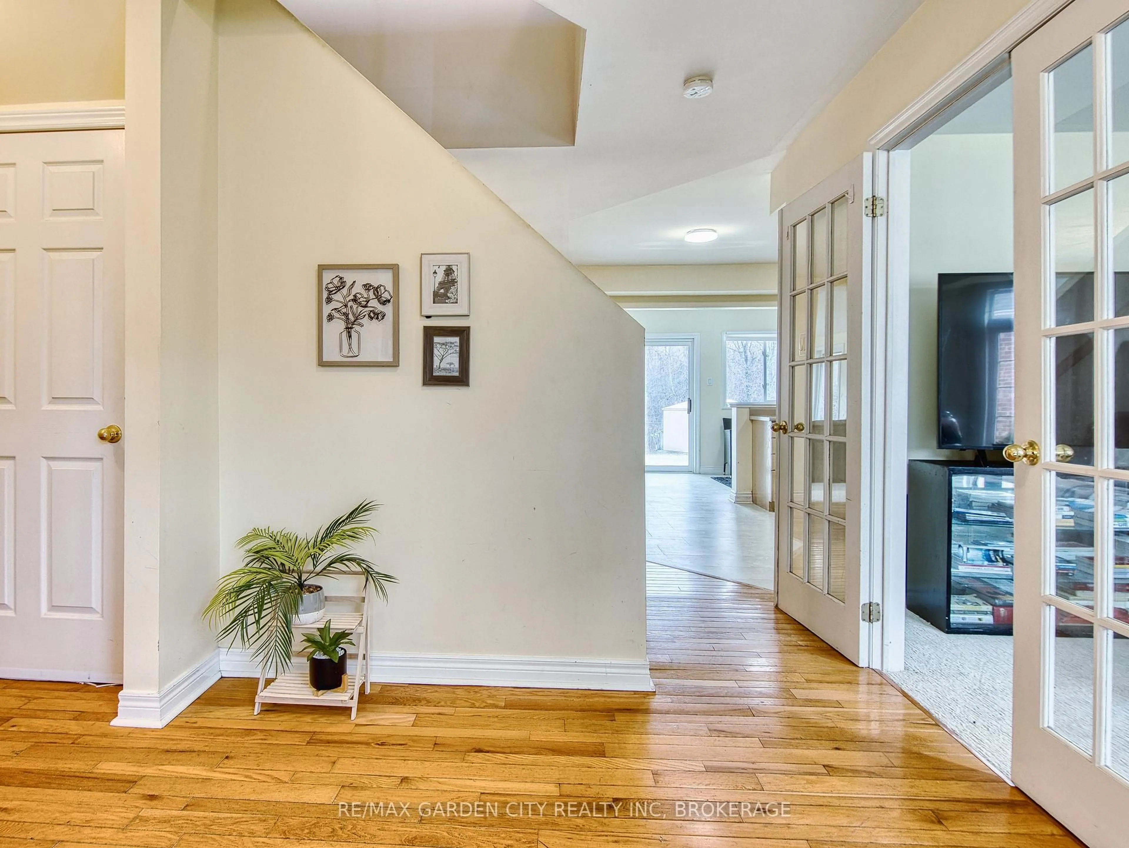 Indoor entryway for 75 Jackson Crt, Welland Ontario L3C 7G4