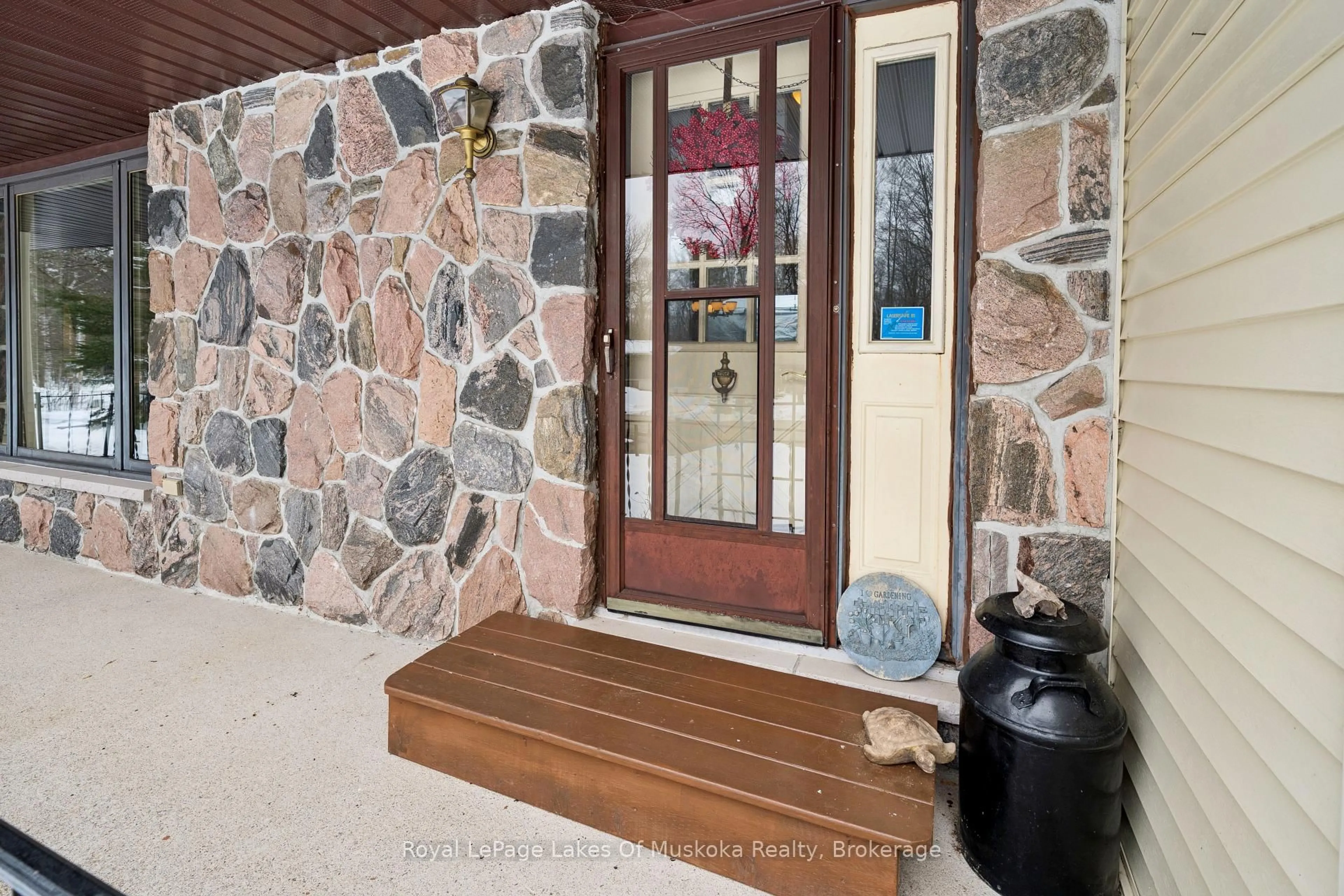 Indoor entryway for 34 Jenner Crt, Huntsville Ontario P0B 1L0