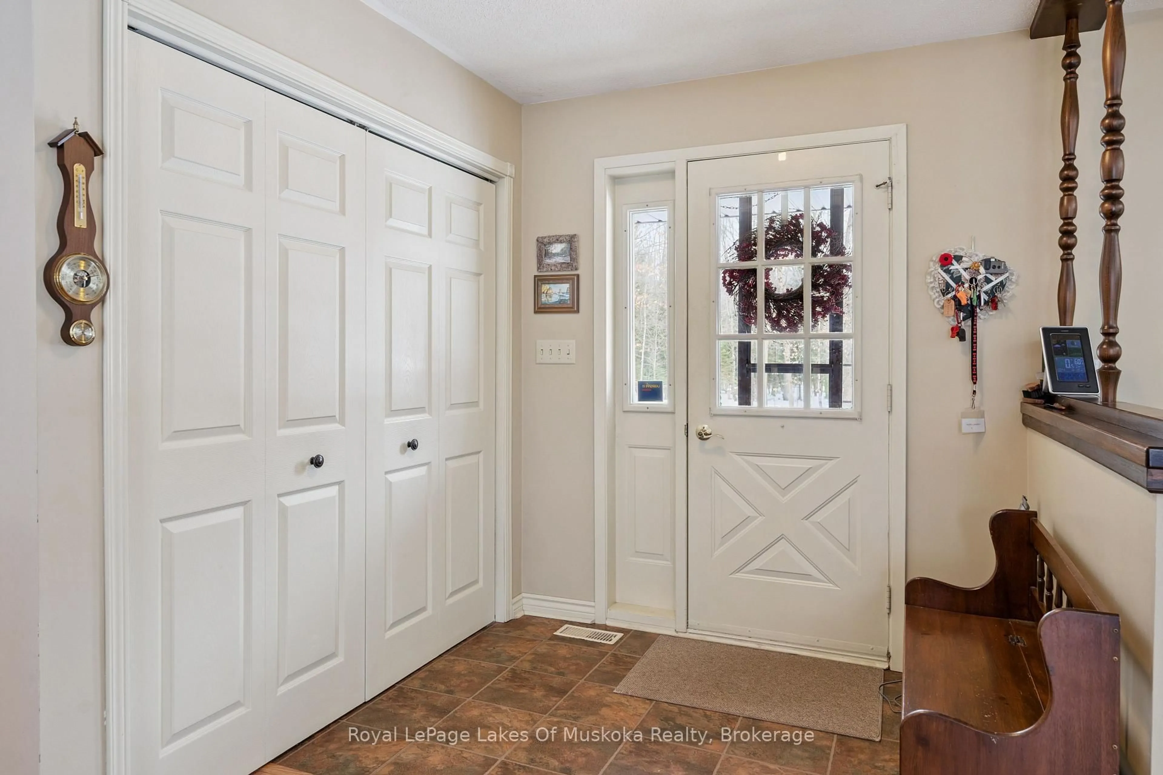 Indoor entryway for 34 Jenner Crt, Huntsville Ontario P0B 1L0