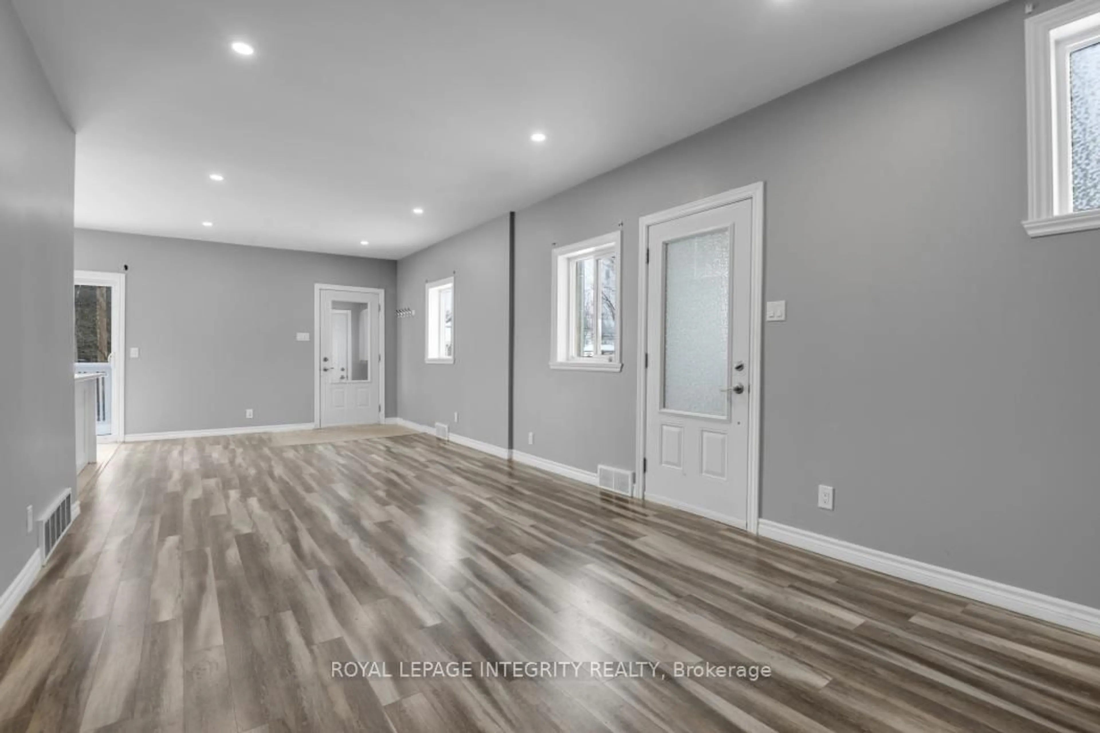 Indoor entryway for 75 St. George St, North Glengarry Ontario K0C 1A0