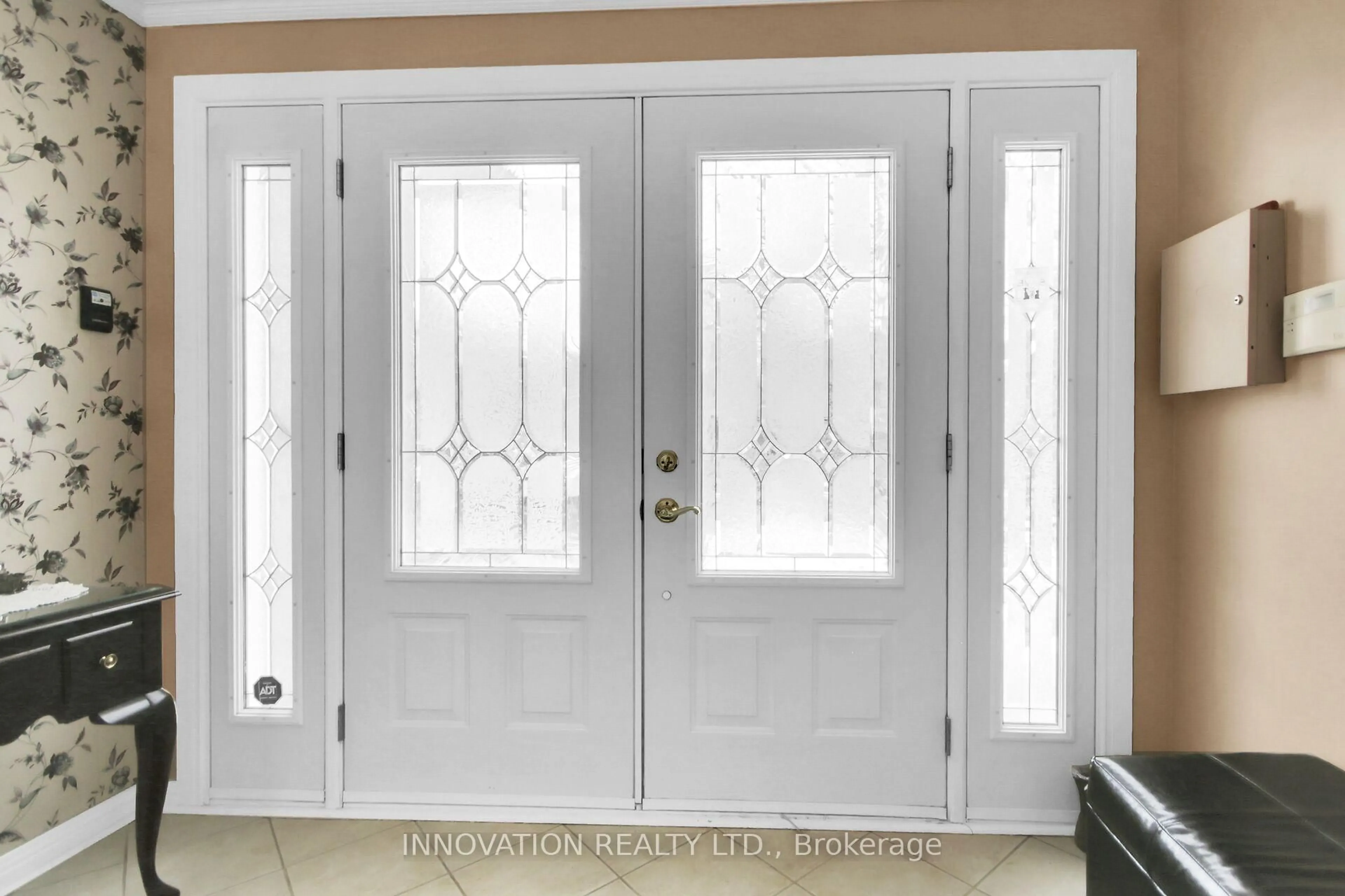 Indoor entryway for 3024 Uplands Dr, Ottawa Ontario K1V 9W3