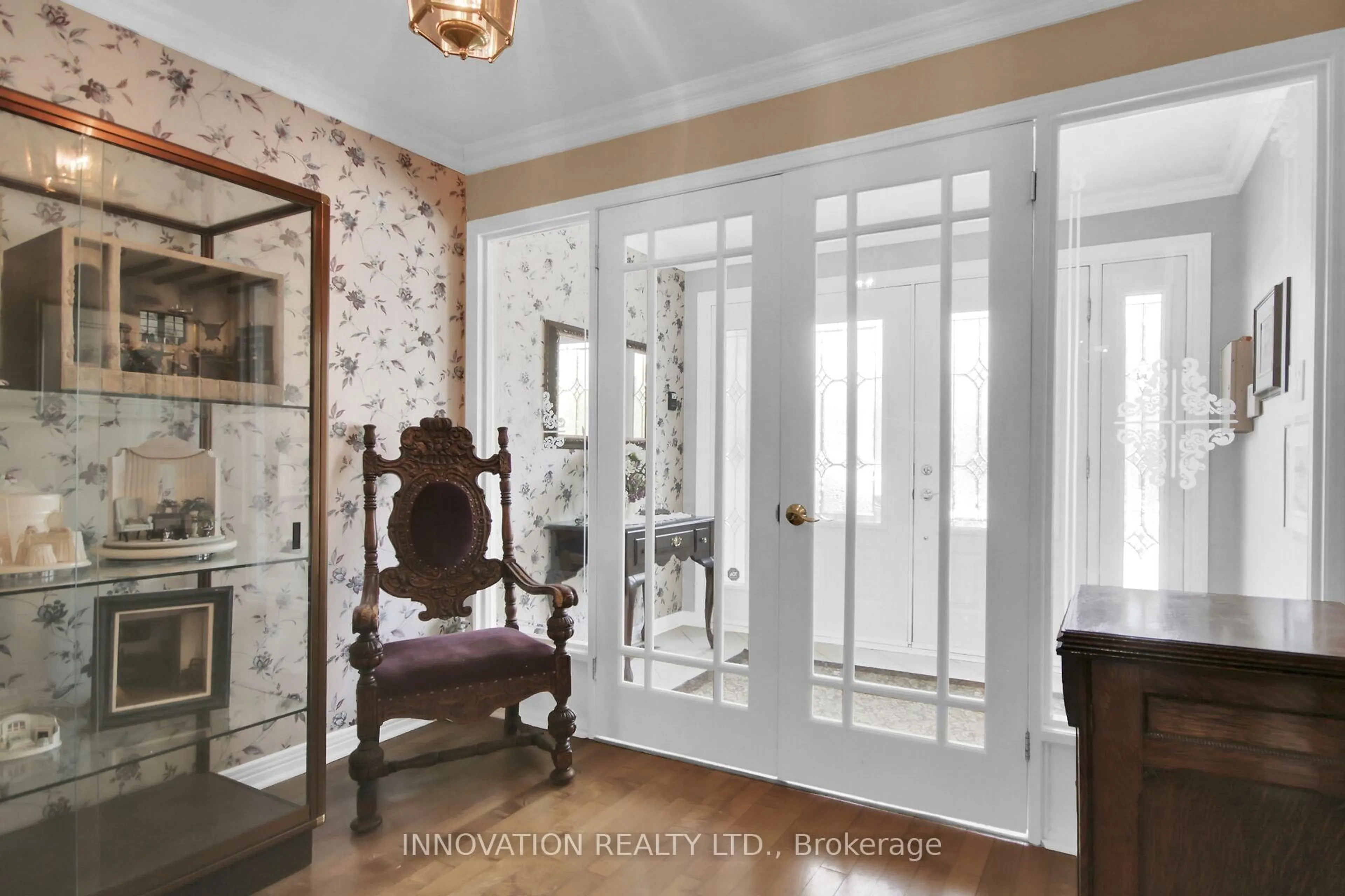 Indoor entryway for 3024 Uplands Dr, Ottawa Ontario K1V 9W3