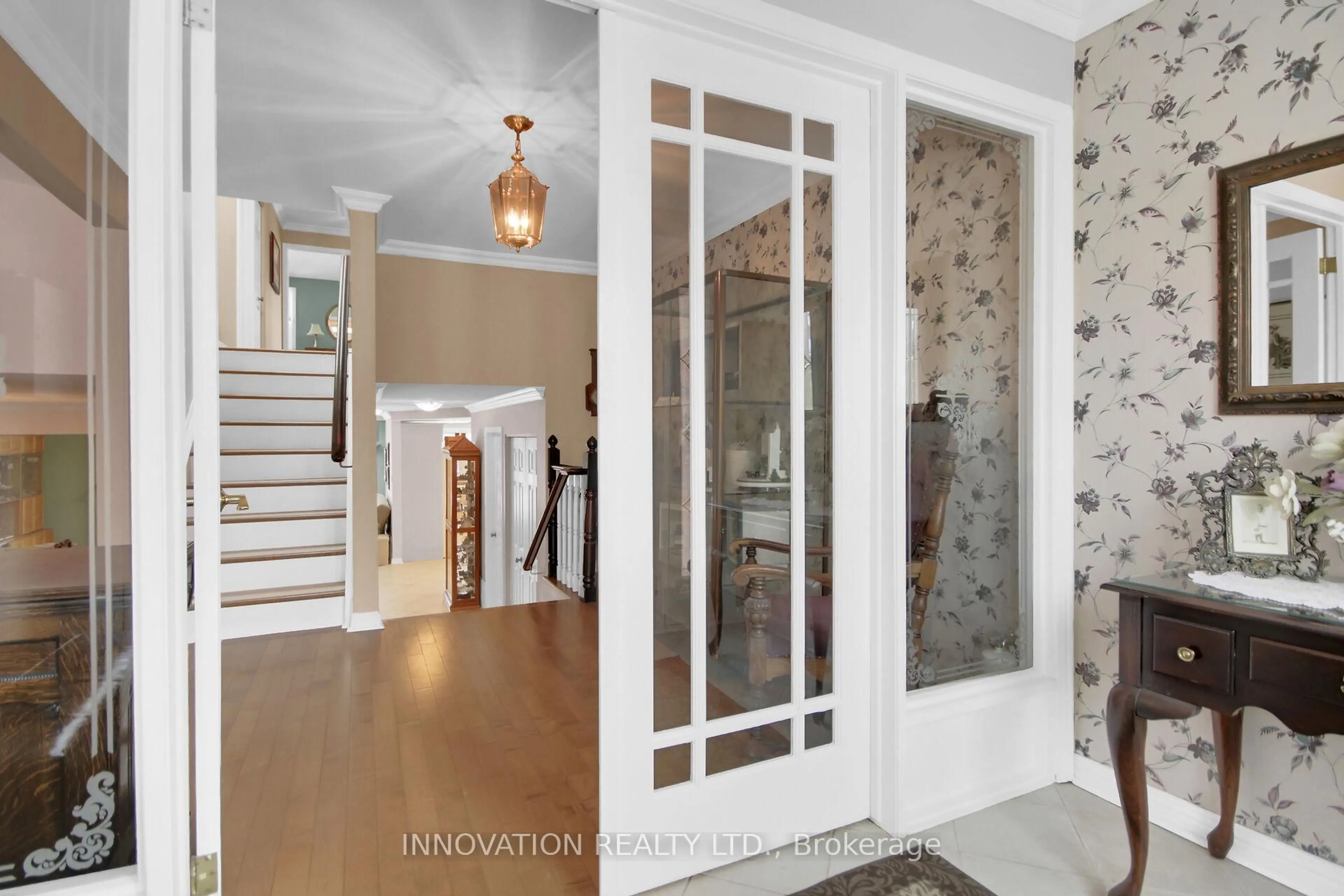 Indoor entryway for 3024 Uplands Dr, Ottawa Ontario K1V 9W3