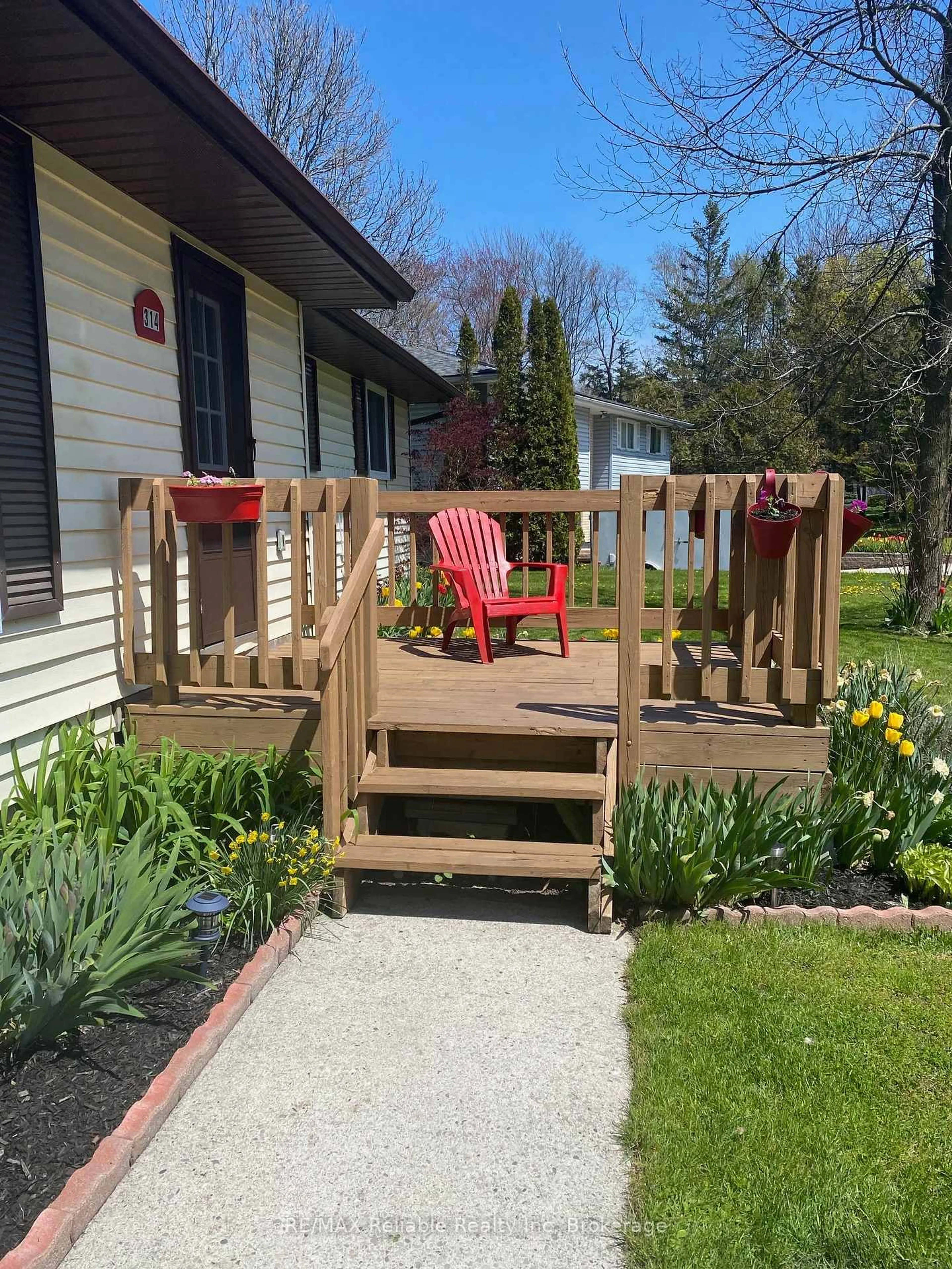 Patio, street for 314 Tyendinaga Rd, Huron-Kinloss Ontario N0G 2R0