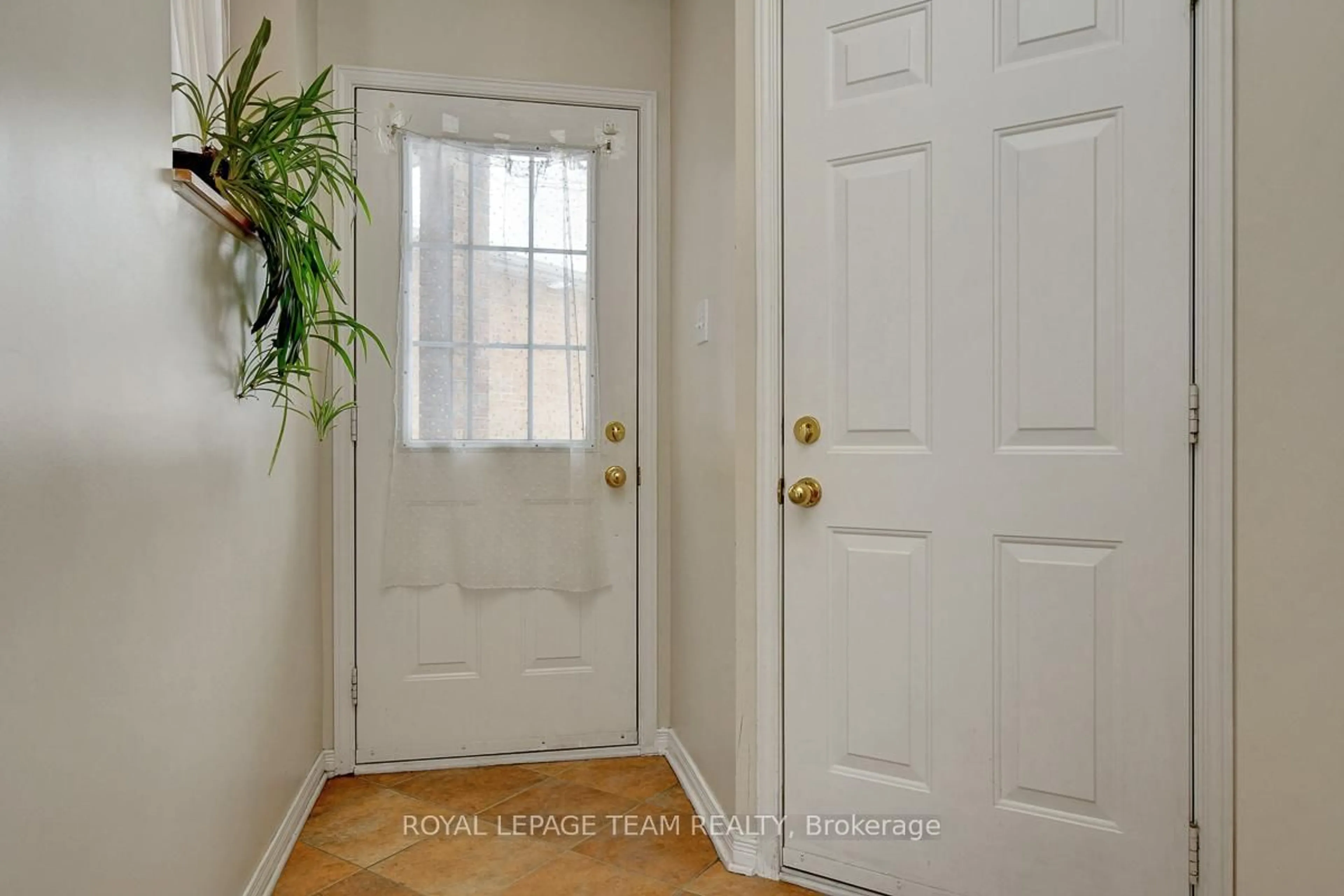 Indoor entryway for 57 Cargrove Private, Ottawa Ontario K1K 4Y7