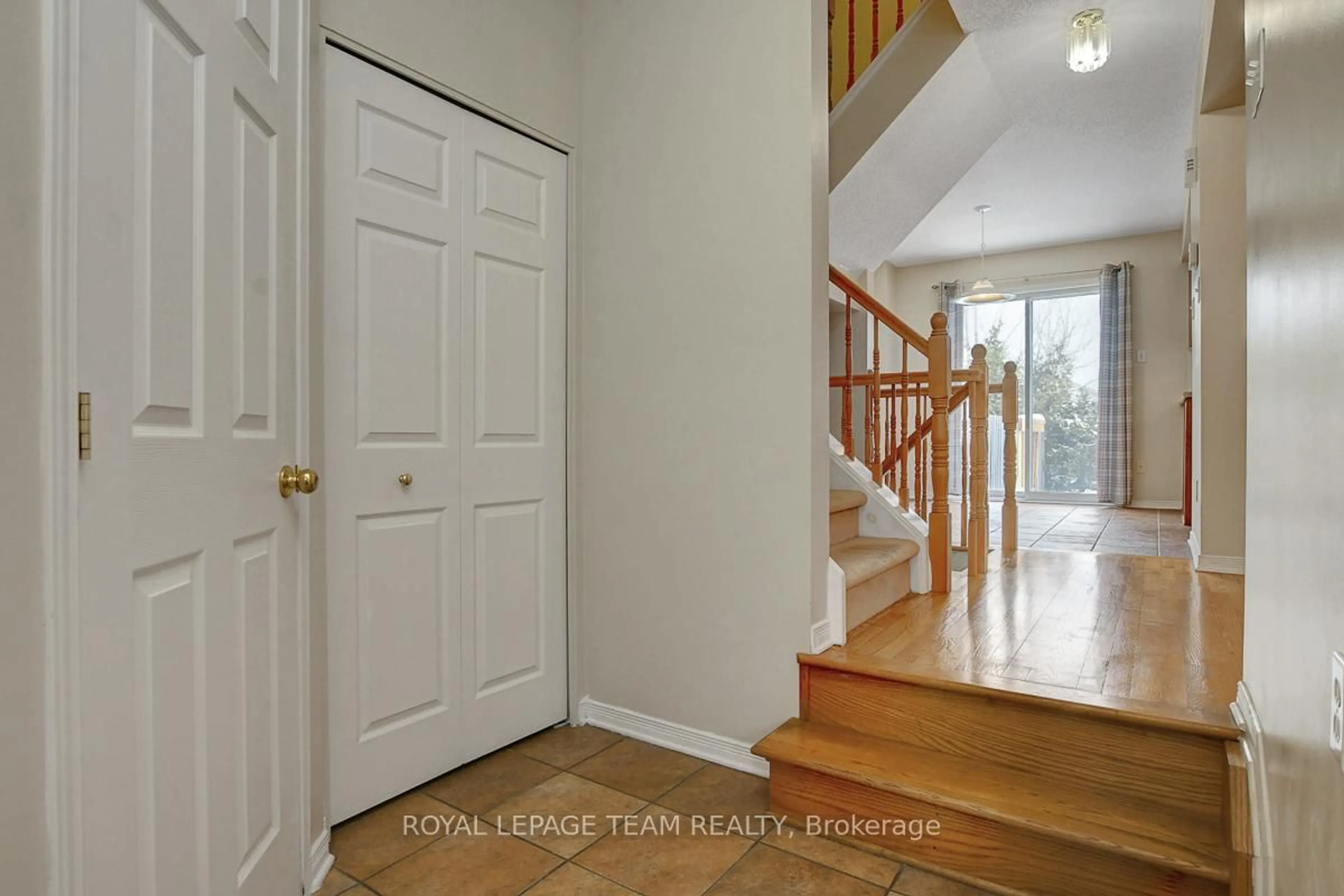 Indoor entryway for 57 Cargrove Private, Ottawa Ontario K1K 4Y7