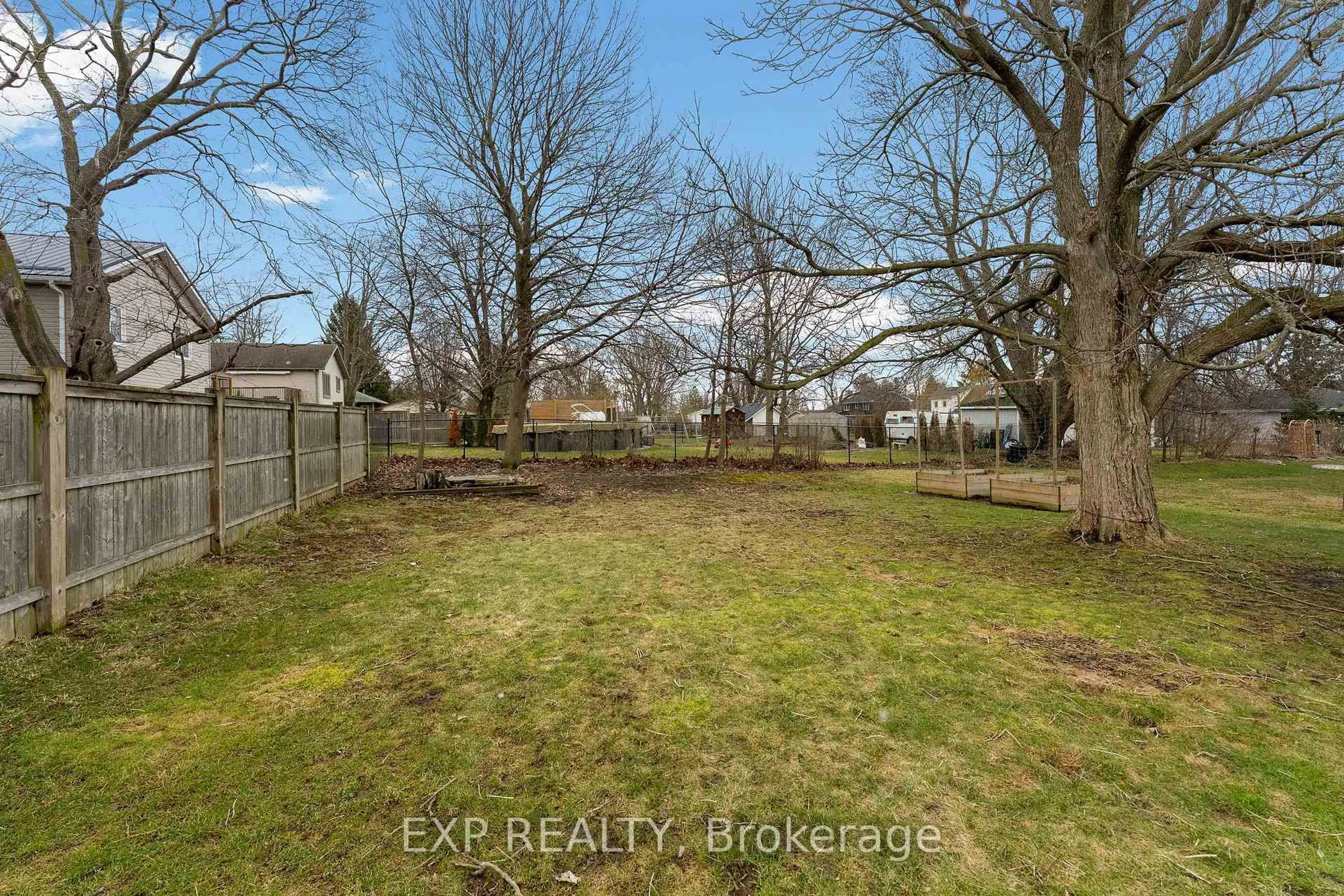 A pic from outside/outdoor area/front of a property/back of a property/a pic from drone, street for 216 Ridge Rd, Fort Erie Ontario L0S 1B0