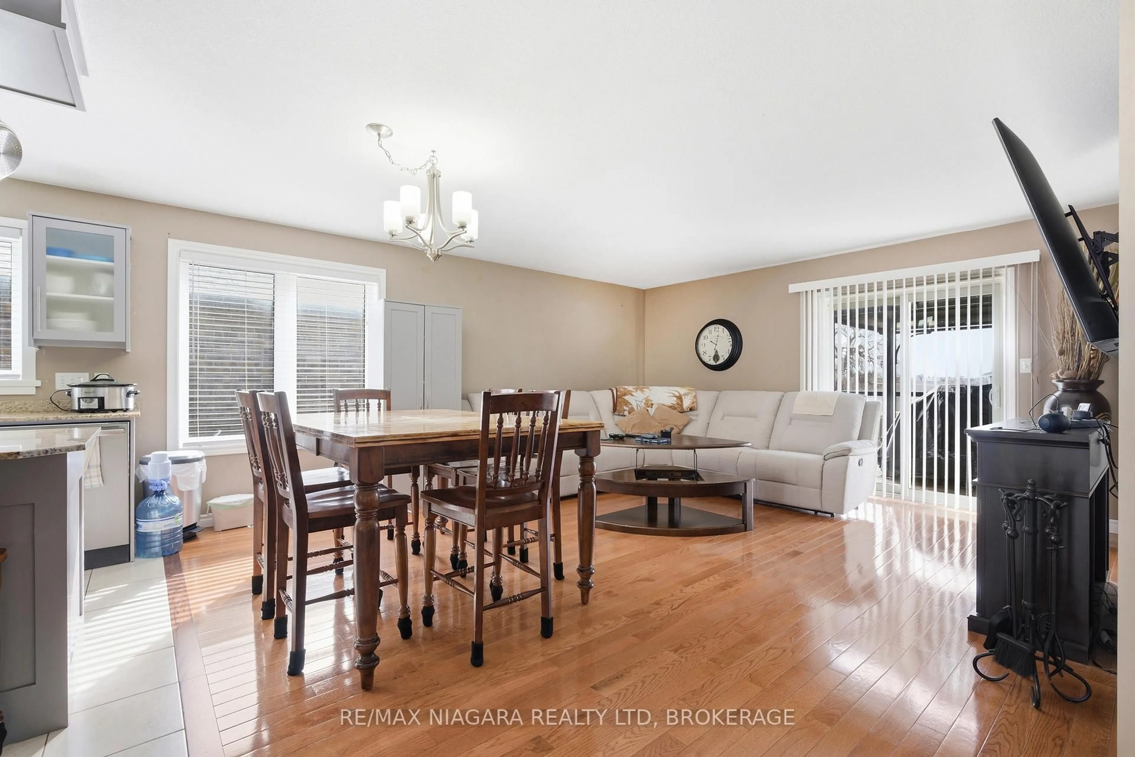Dining room, wood/laminate floor for 105 Milton Seiler Cres, Minto Ontario N0G 2P0