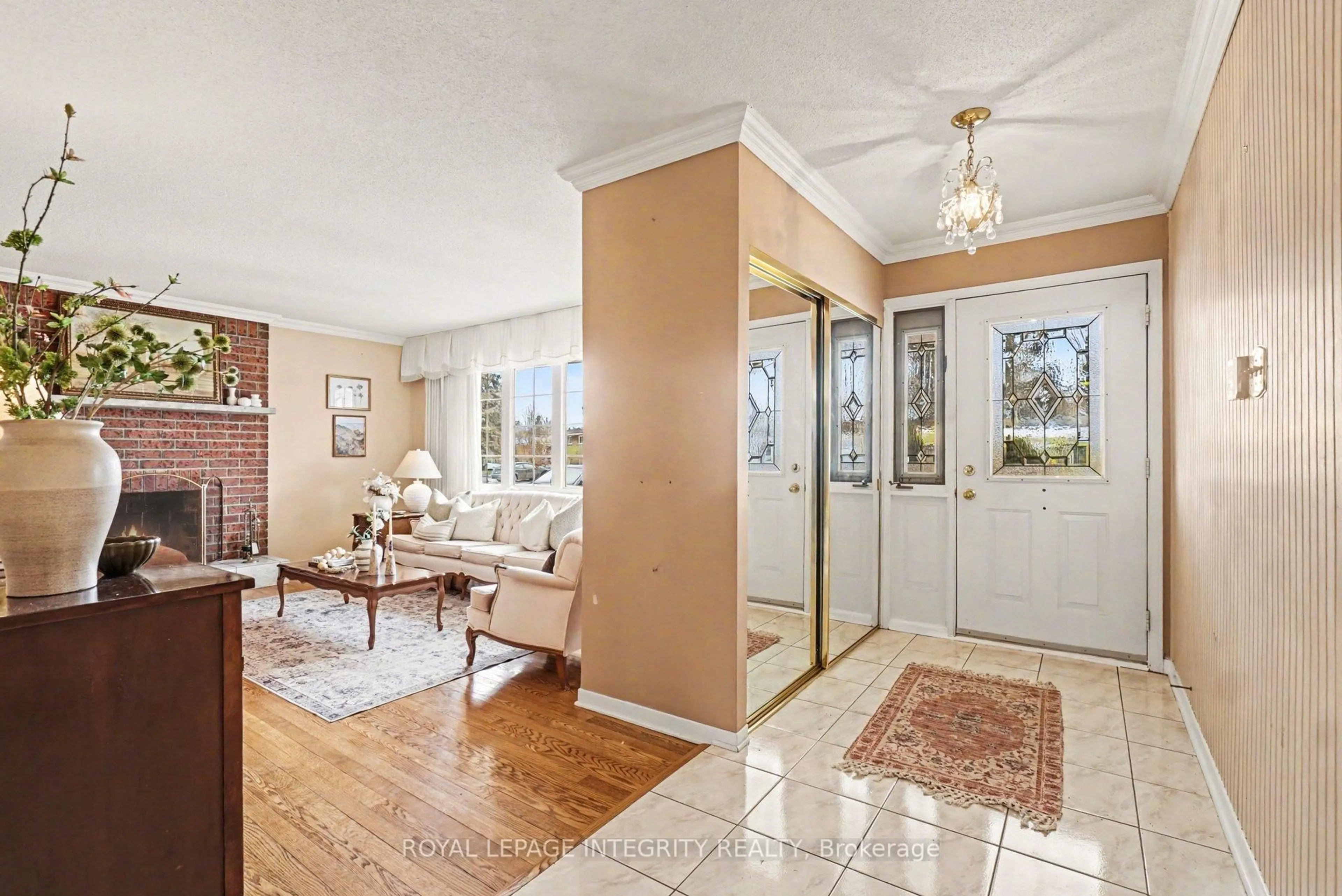 Indoor entryway for 50 Higwood Dr, Ottawa Ontario K2E 5L1