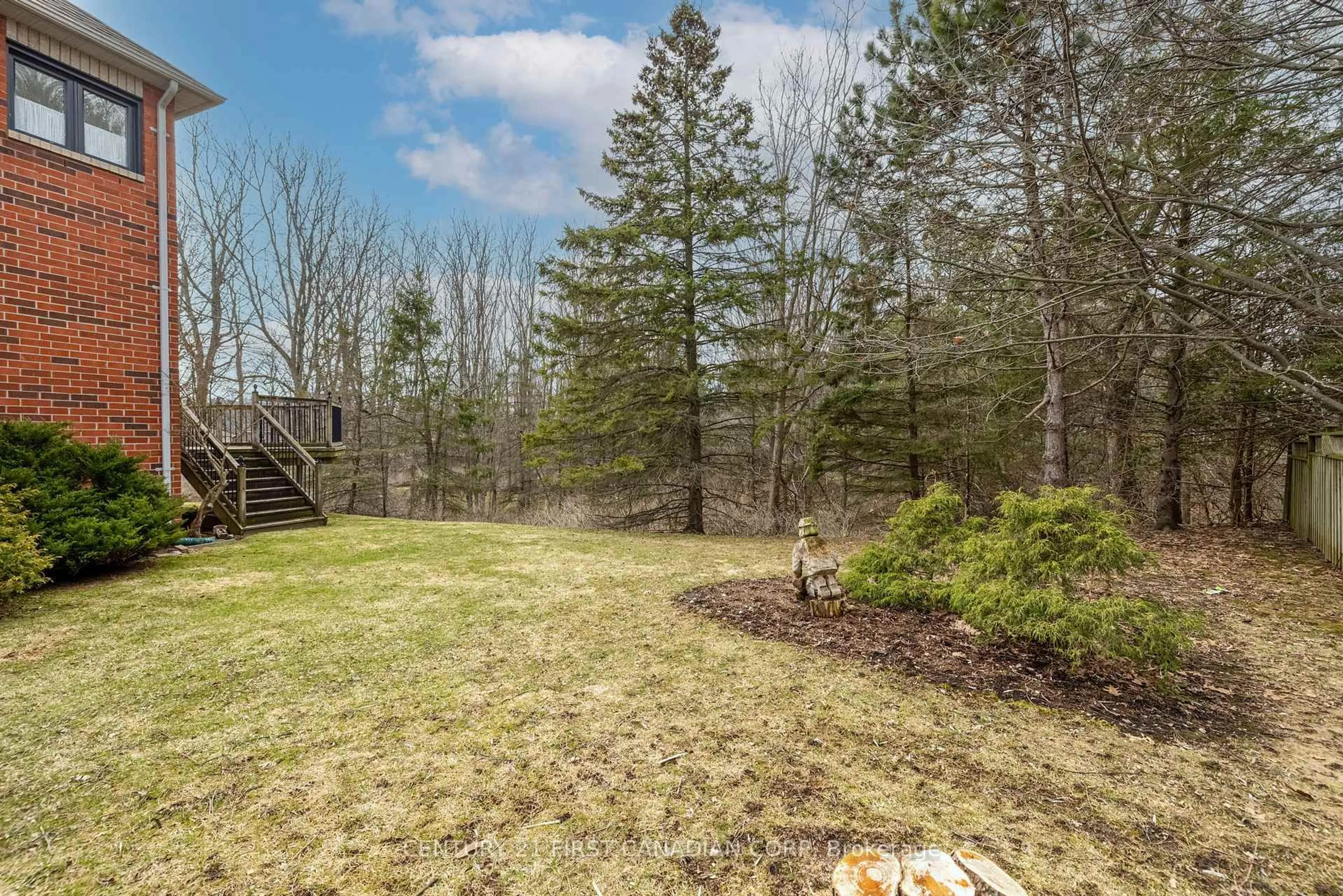 A pic from outside/outdoor area/front of a property/back of a property/a pic from drone, forest/trees view for 8 Claire Crt, Strathroy-Caradoc Ontario N7G 4C8