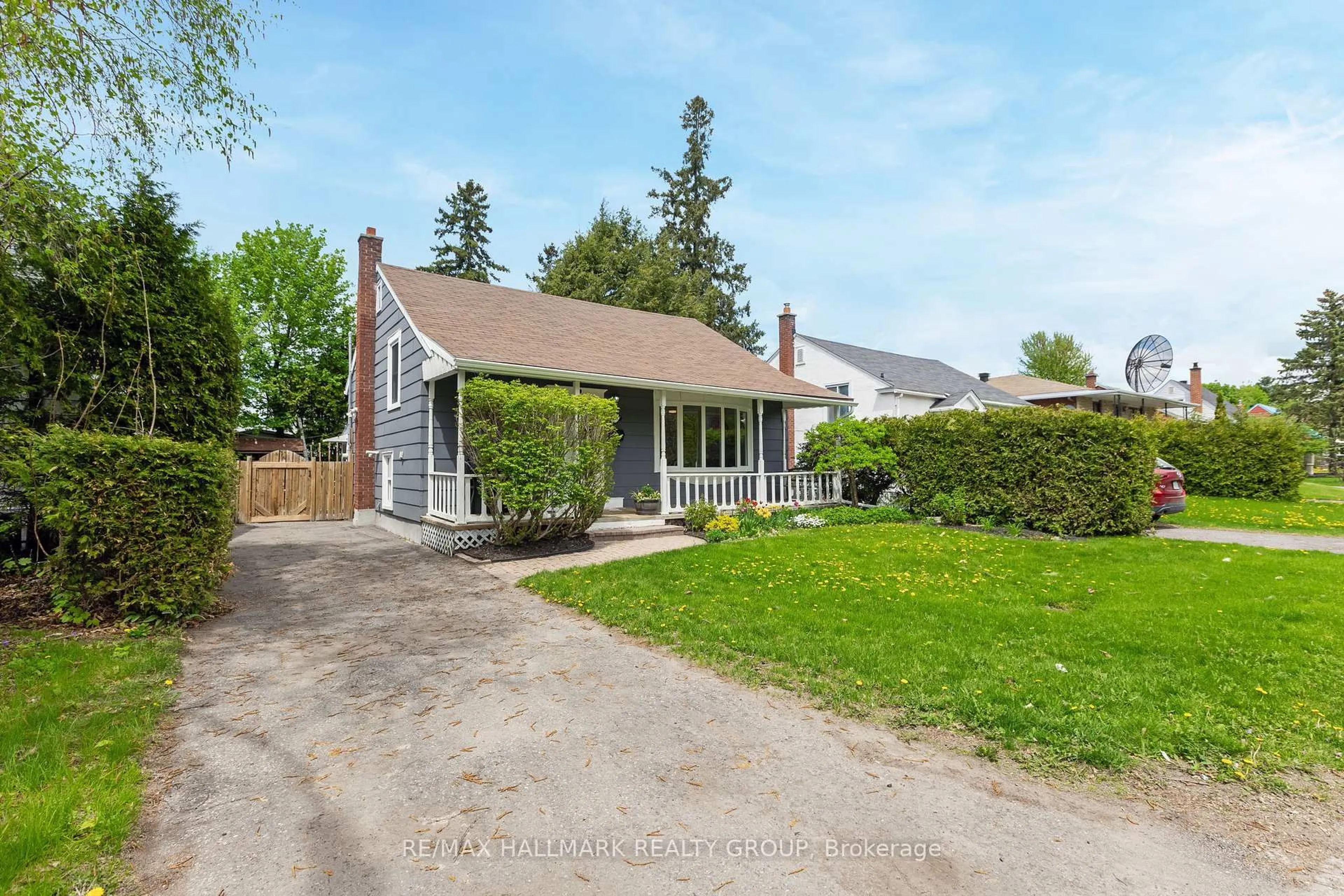 A pic from outside/outdoor area/front of a property/back of a property/a pic from drone, street for 1225 Foxbar Ave, Ottawa Ontario K1V 6V4