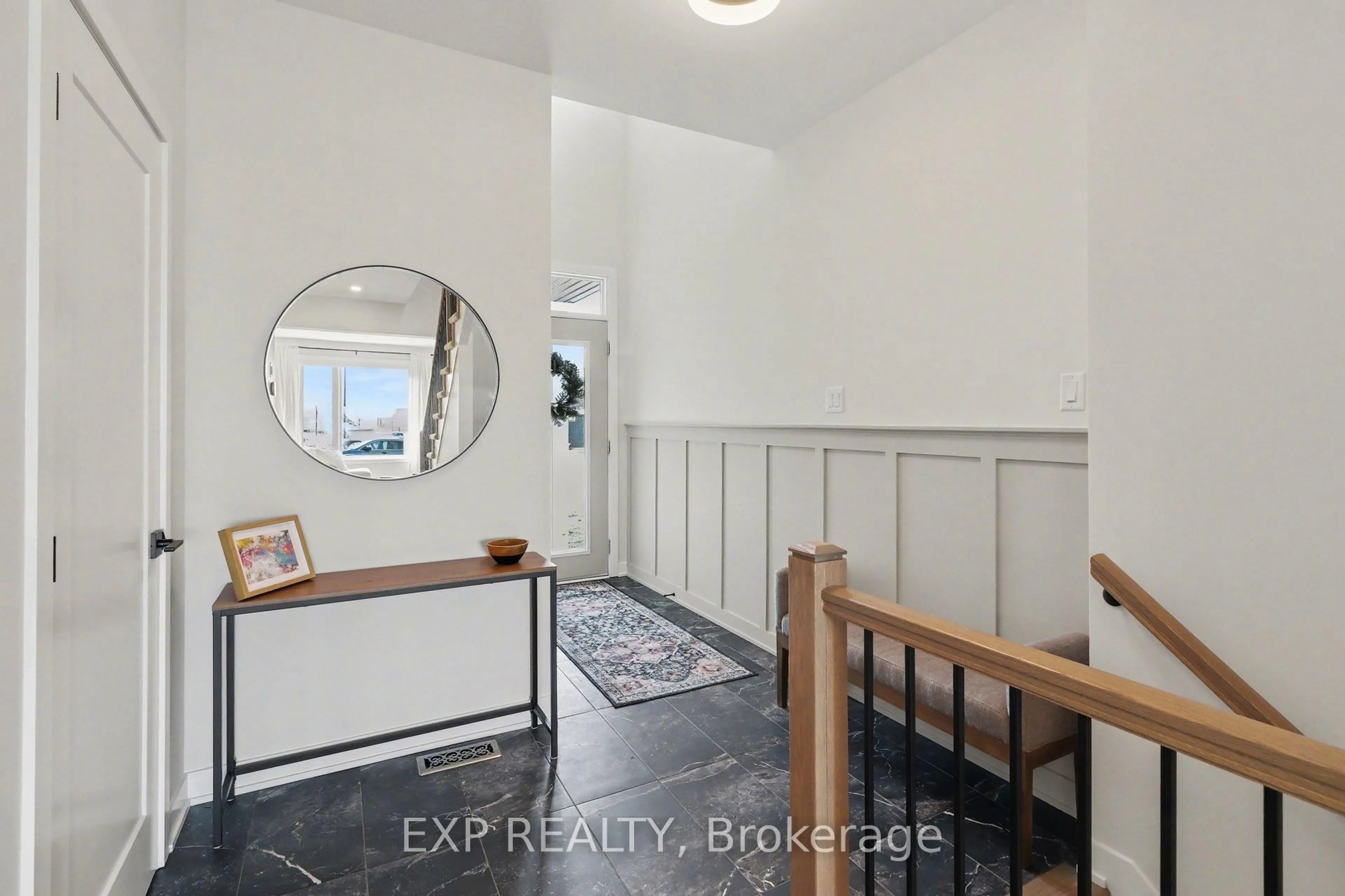 Indoor entryway for 540 Montjay Rd, Orleans Ontario K4A 5R2