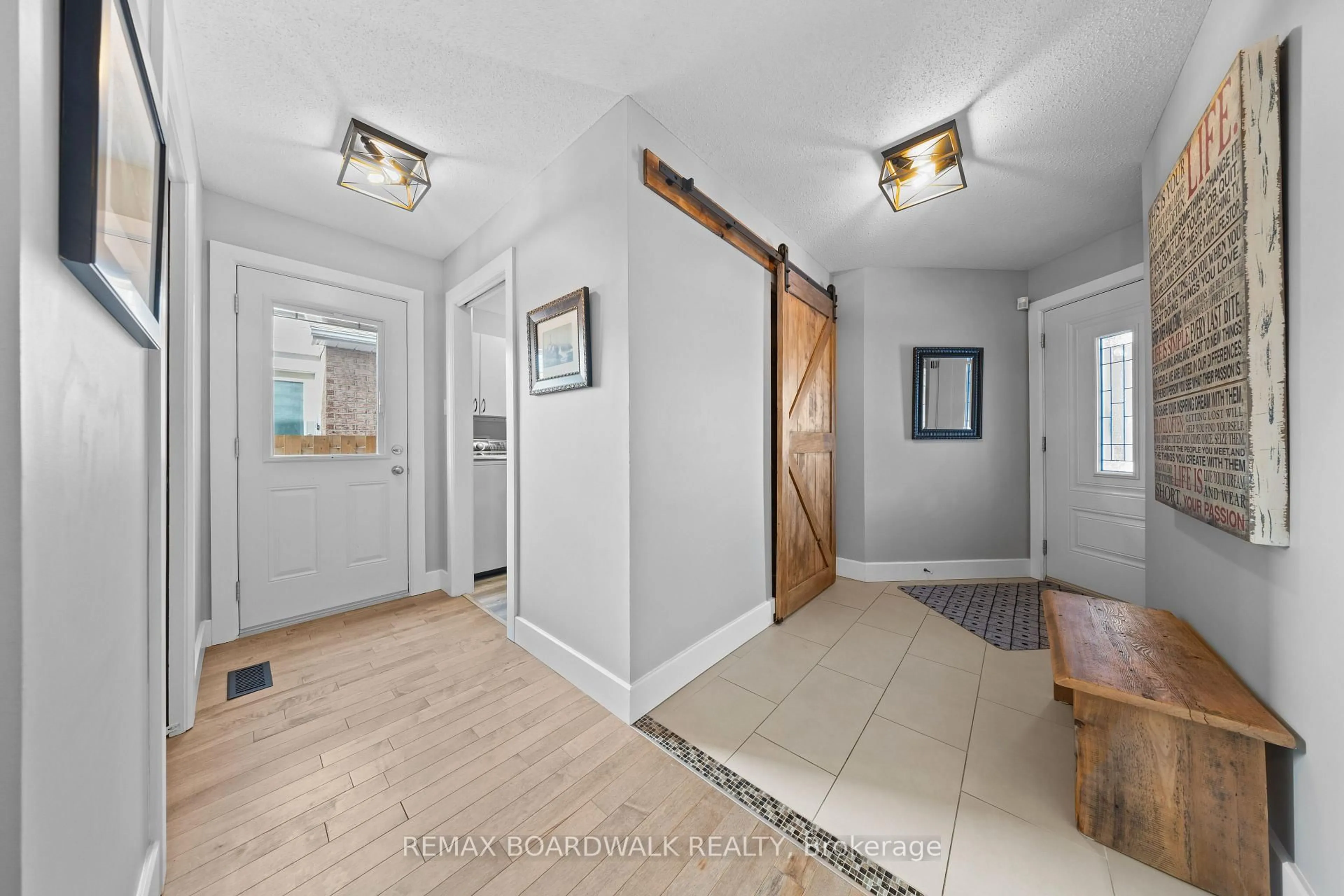 Indoor entryway for 91 Equestrian Dr, Ottawa Ontario K2M 1H7