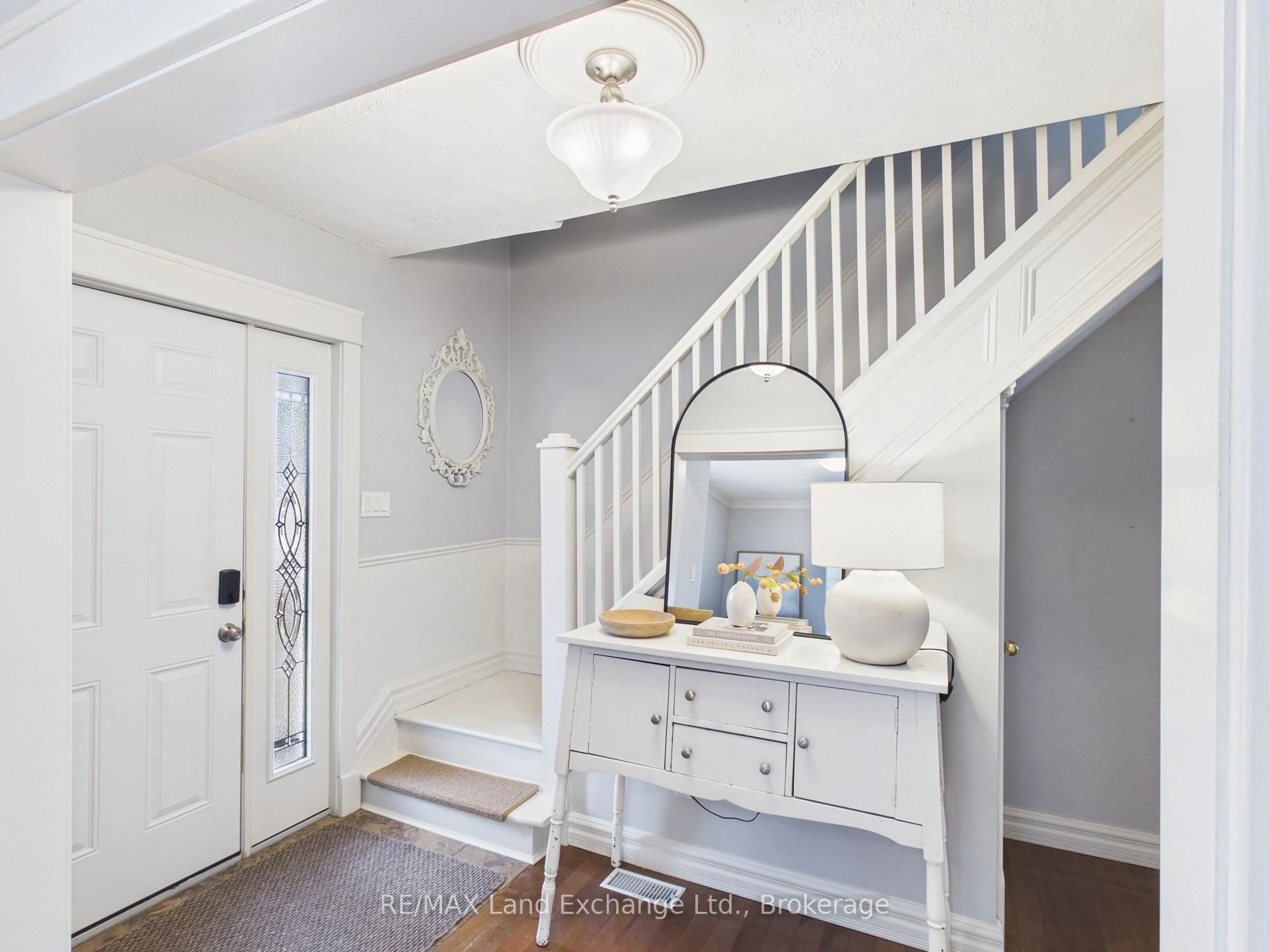 Indoor entryway for 842 Olde Victoria St, Kincardine Ontario N2Z 2B3