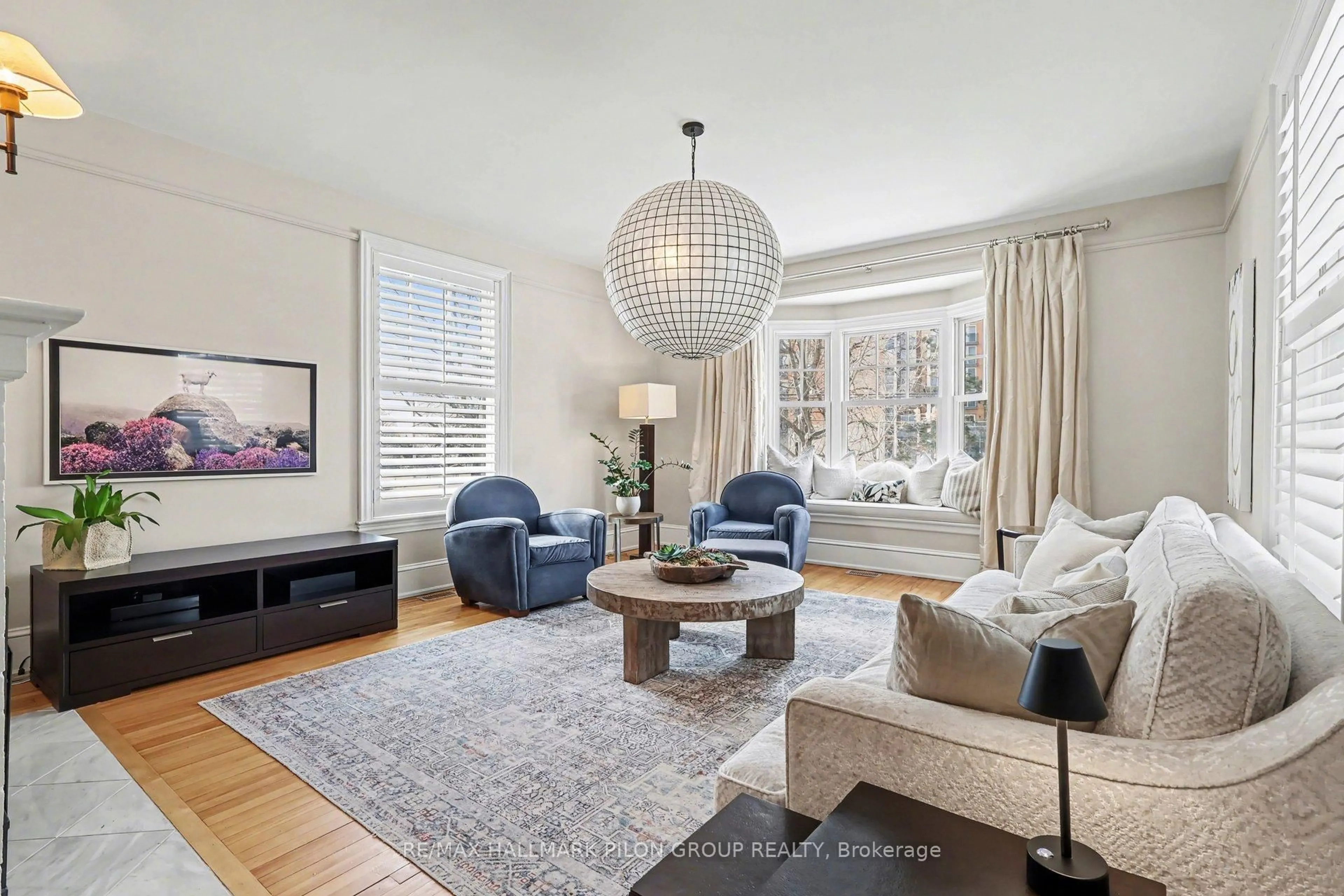 Living room with furniture, unknown for 446 Highland Ave, Ottawa Ontario K2A 2J6