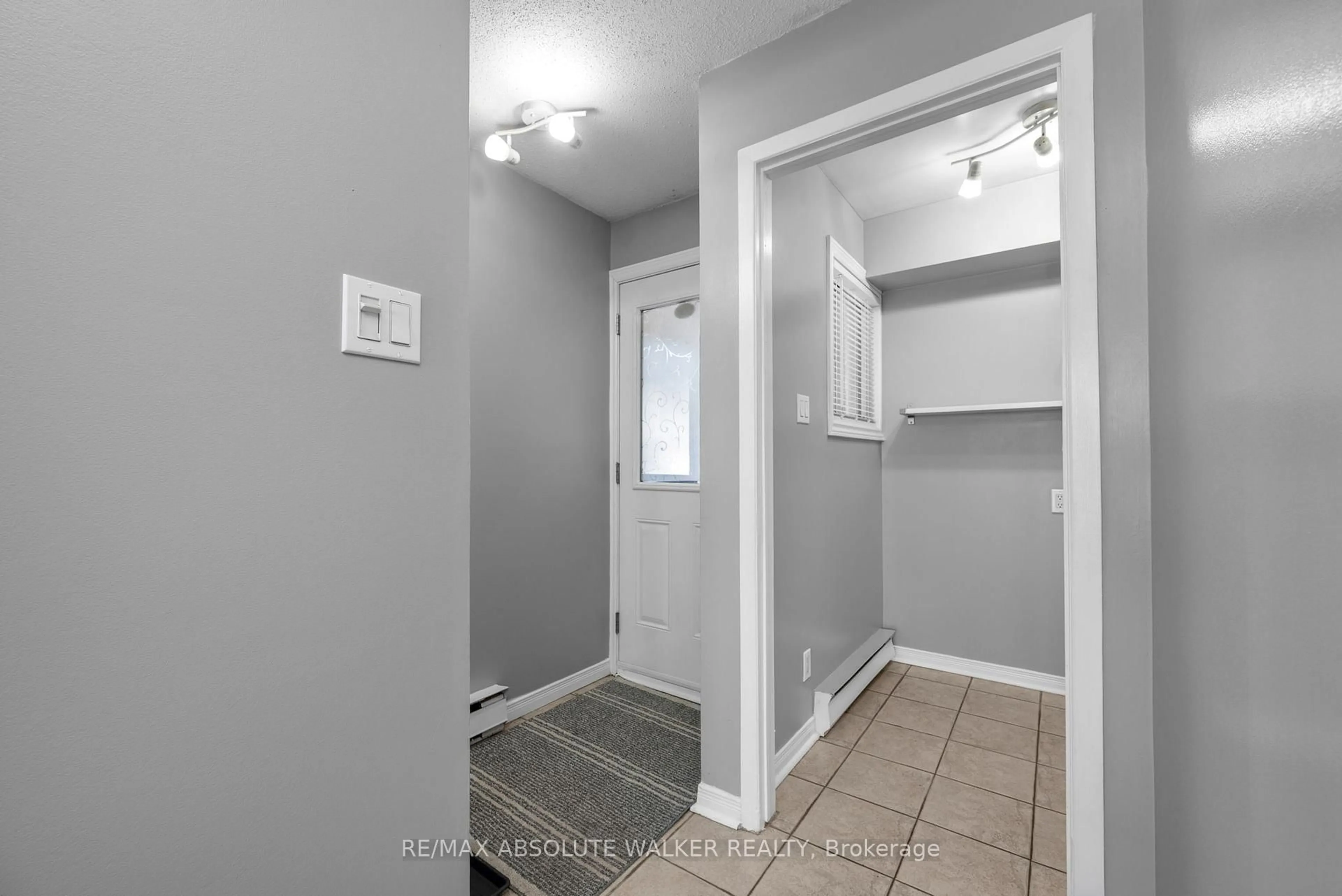 Indoor entryway for 606 Tanguay Crt, Ottawa Ontario K2L 3X3