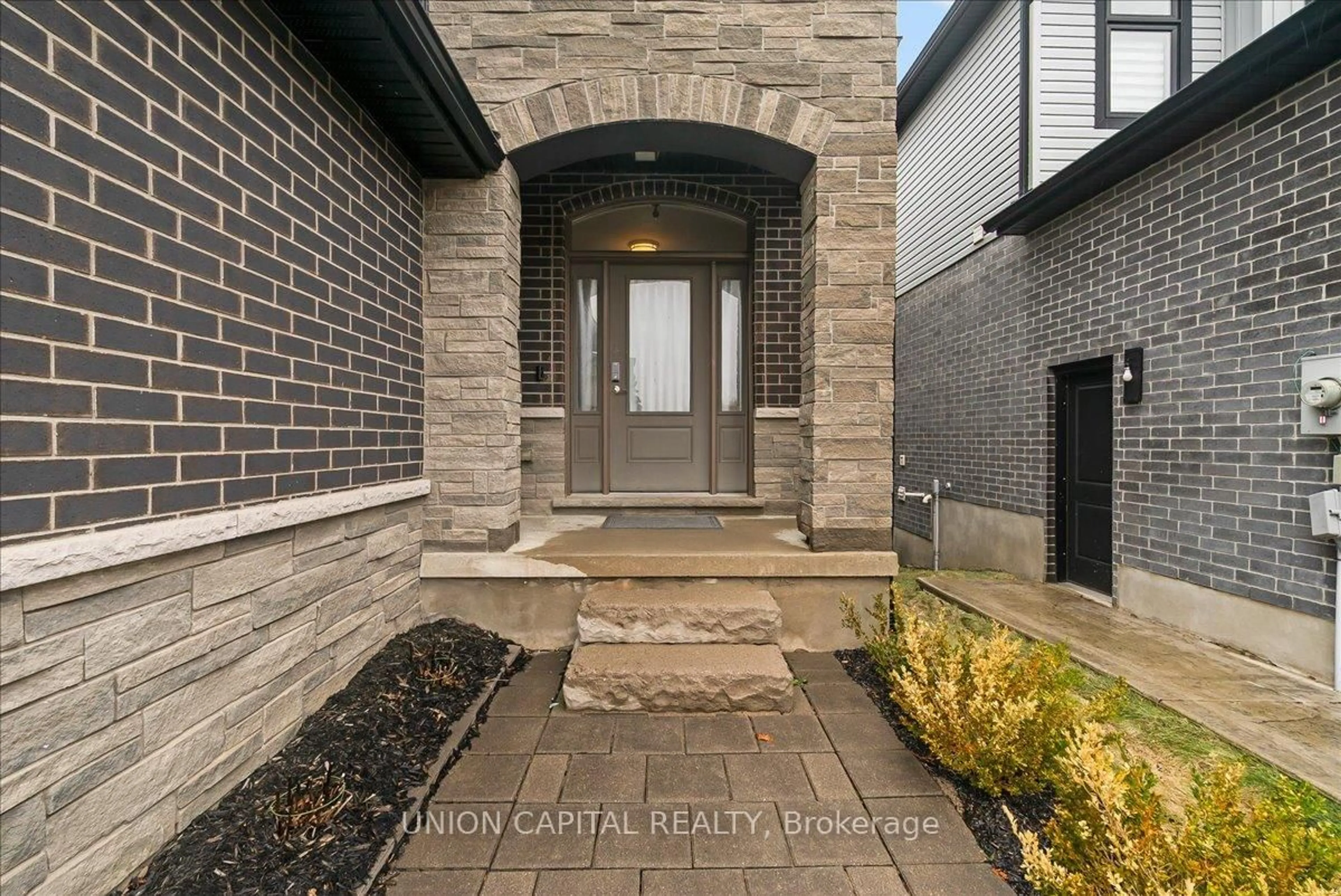 Indoor entryway for 2136 YELLOWBIRCH Pl, London North Ontario N6G 0L3
