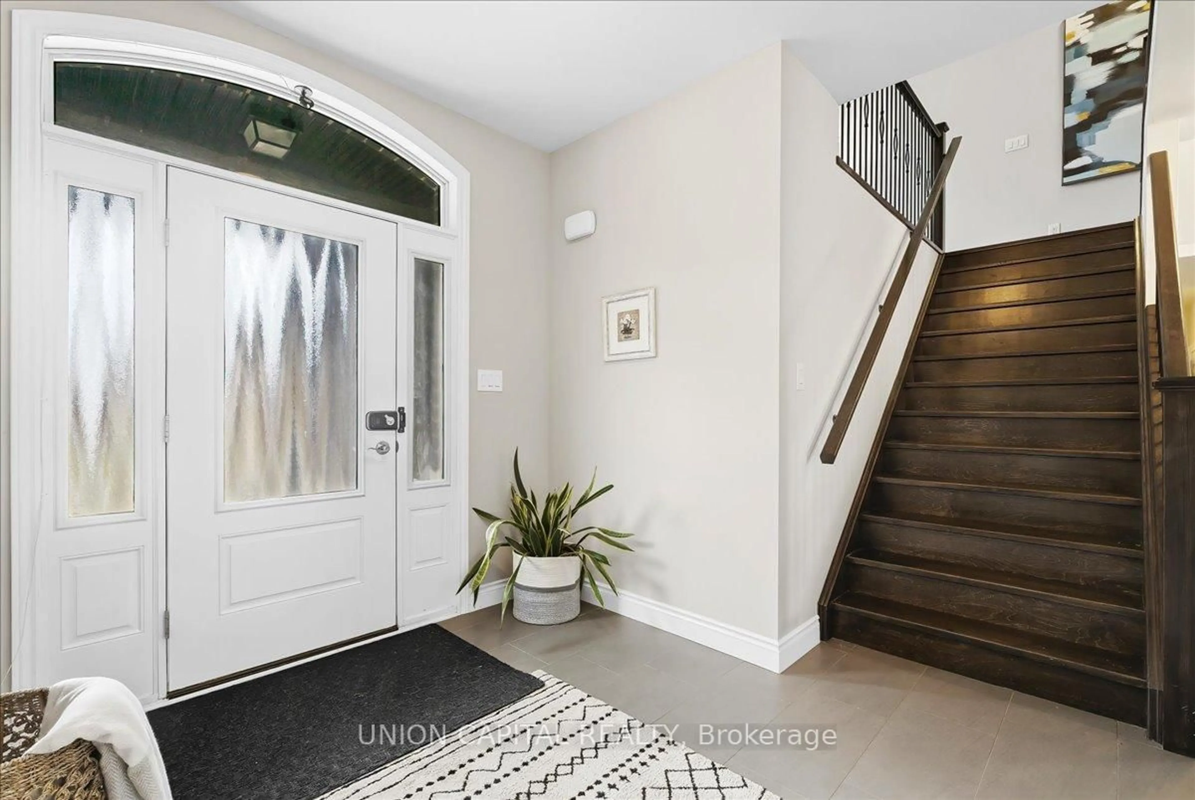 Indoor entryway for 2136 YELLOWBIRCH Pl, London North Ontario N6G 0L3