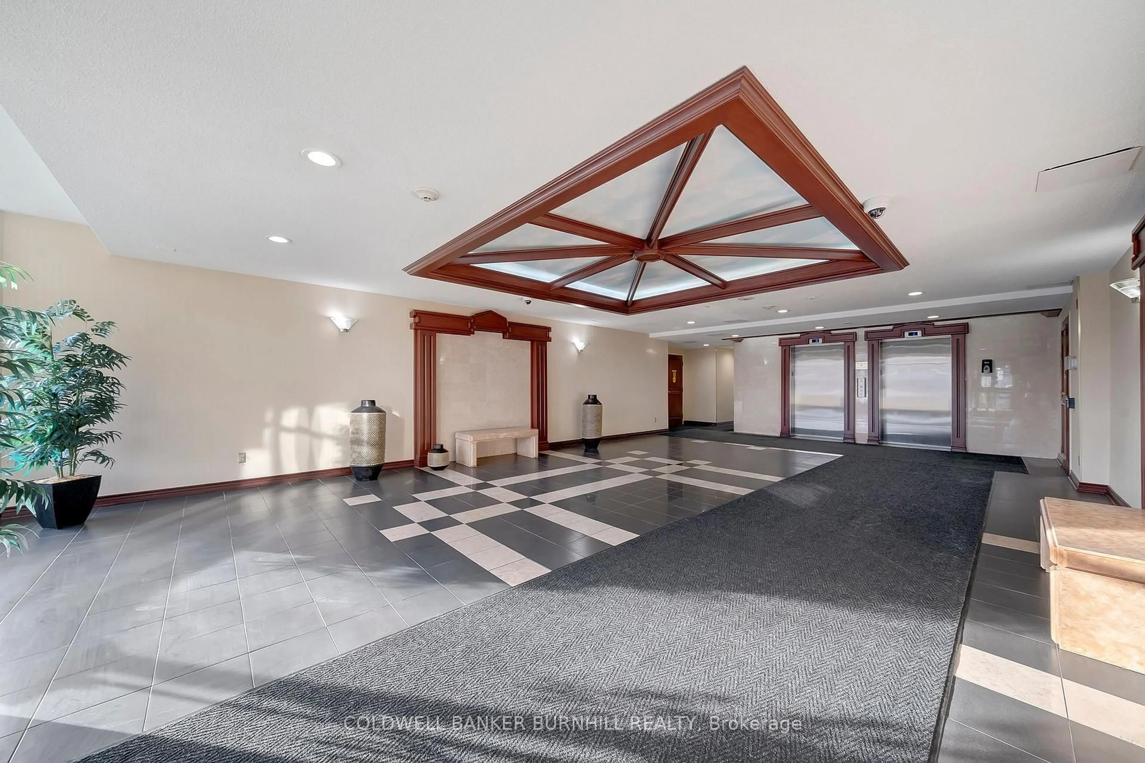 Indoor foyer for 495 Highway 8 #112, Hamilton Ontario L8G 5E1