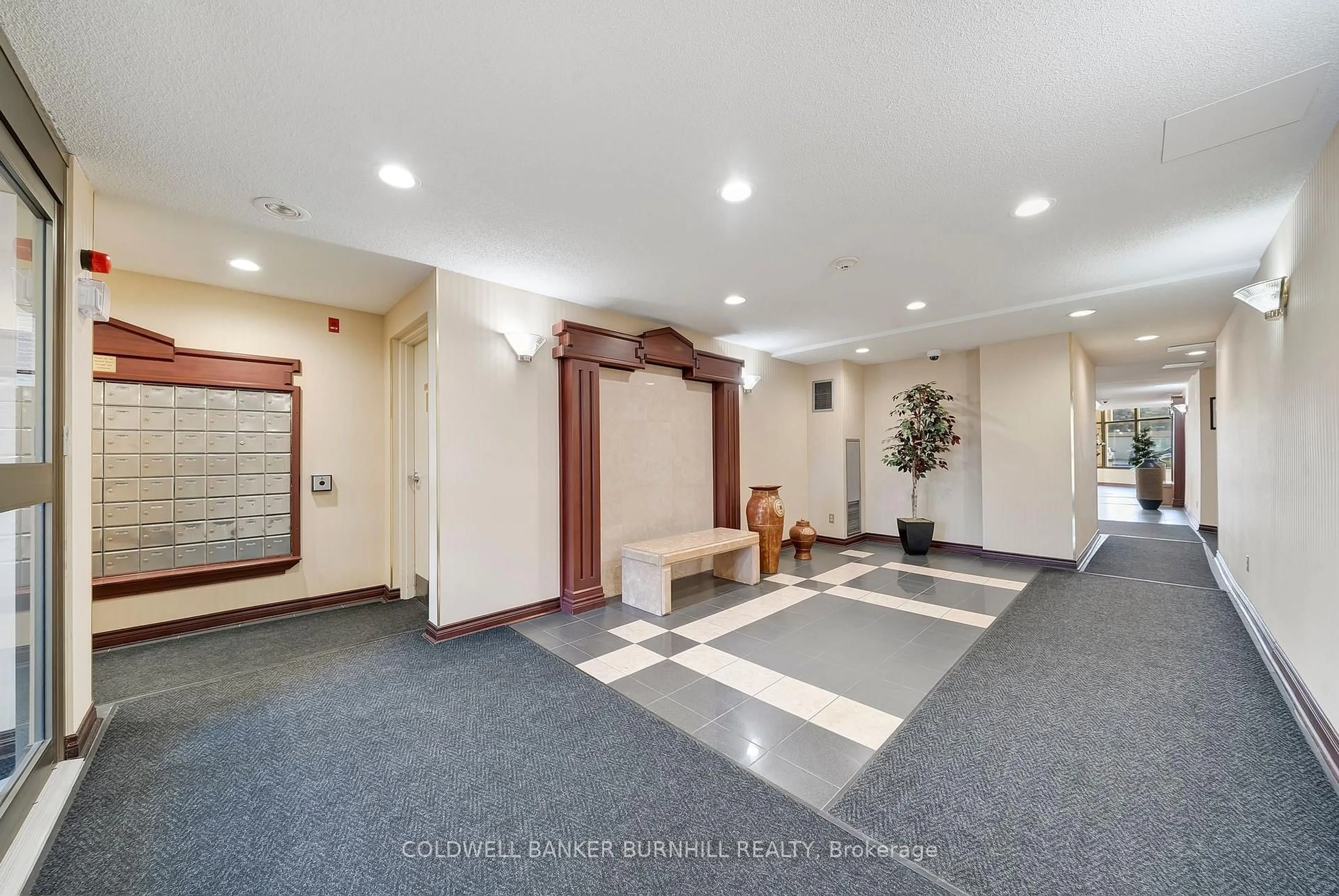 Indoor foyer for 495 Highway 8 #112, Hamilton Ontario L8G 5E1