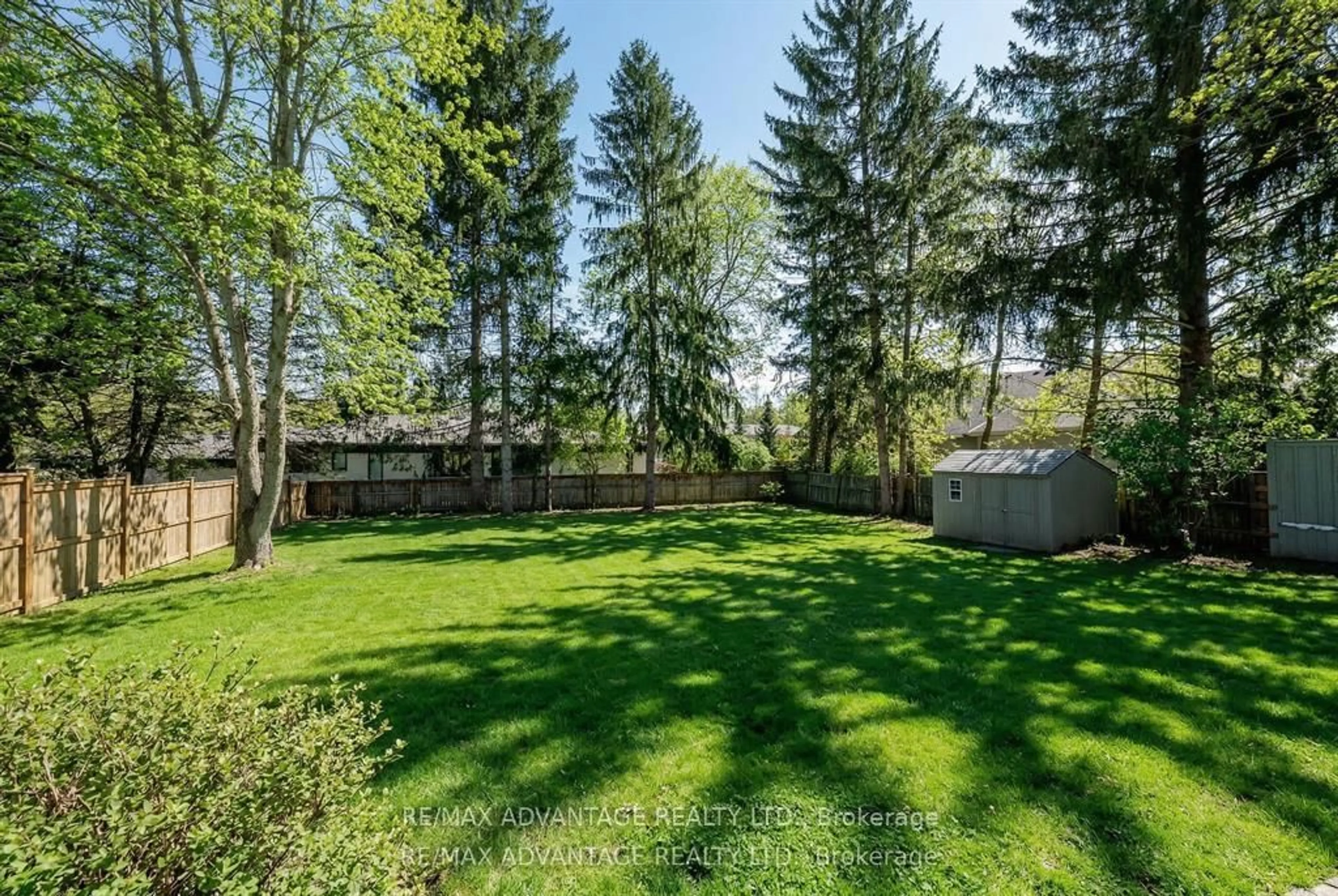 A pic from outside/outdoor area/front of a property/back of a property/a pic from drone, forest/trees view for 832 Sunninghill Ave, London North Ontario N6H 3L9