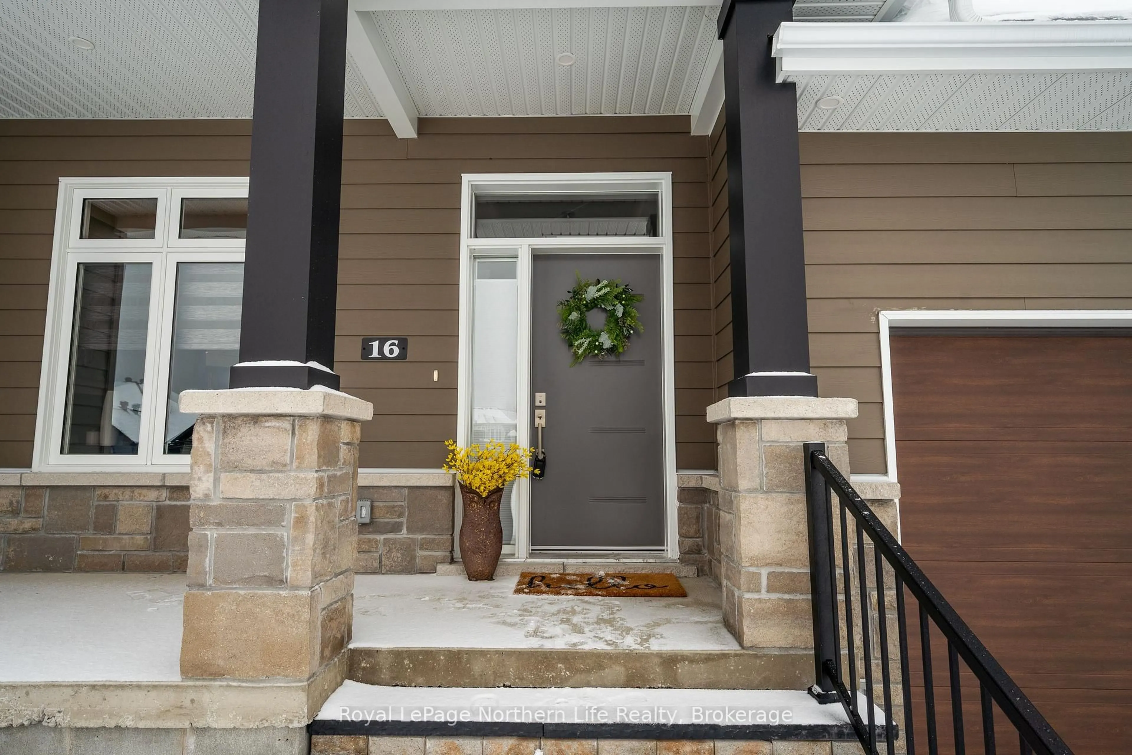 Indoor entryway for 16 Silver Maple Lane, North Bay Ontario P1C 0B5