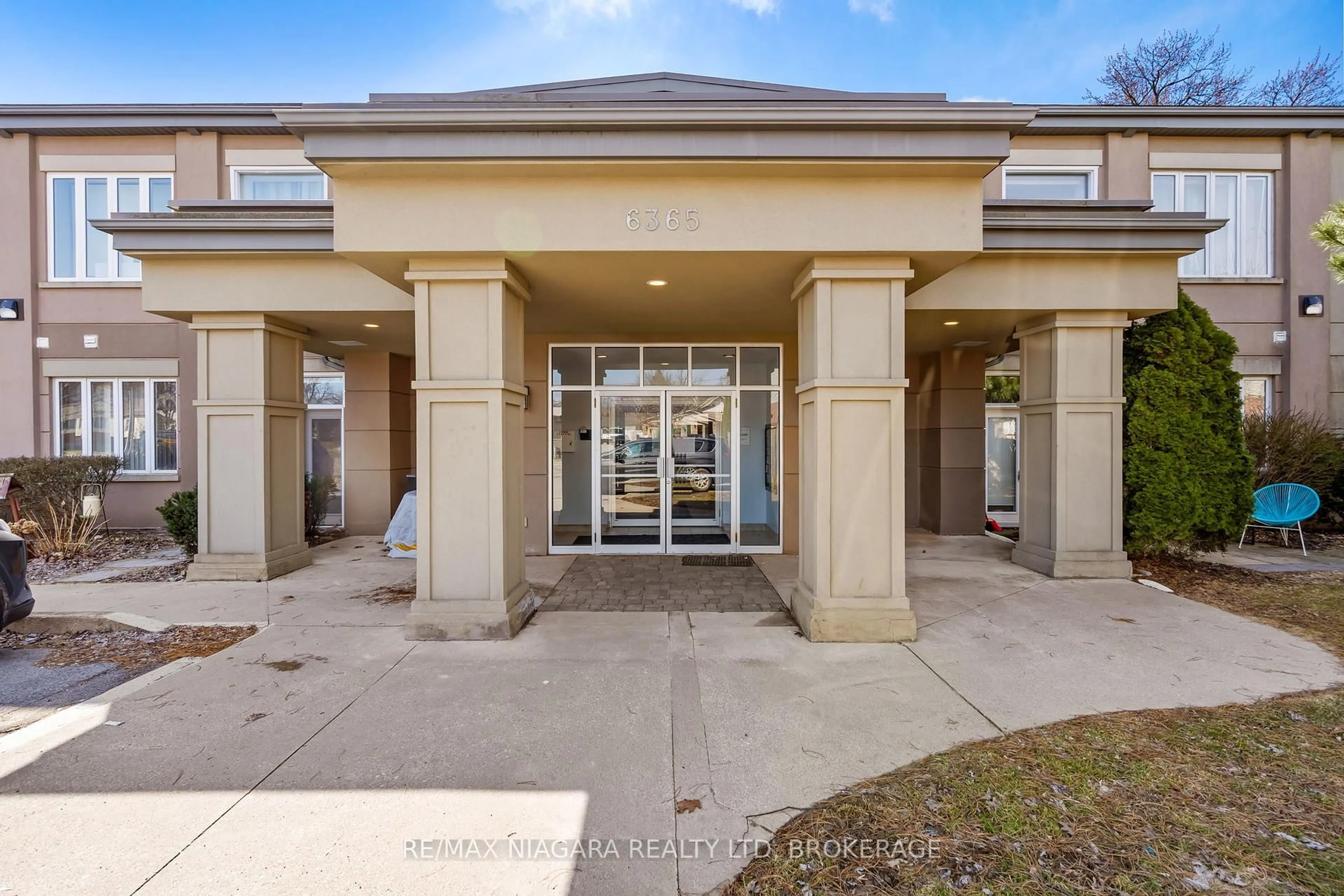 Indoor foyer for 6365 Drummond Rd #103, Niagara Falls Ontario L2G 4N1