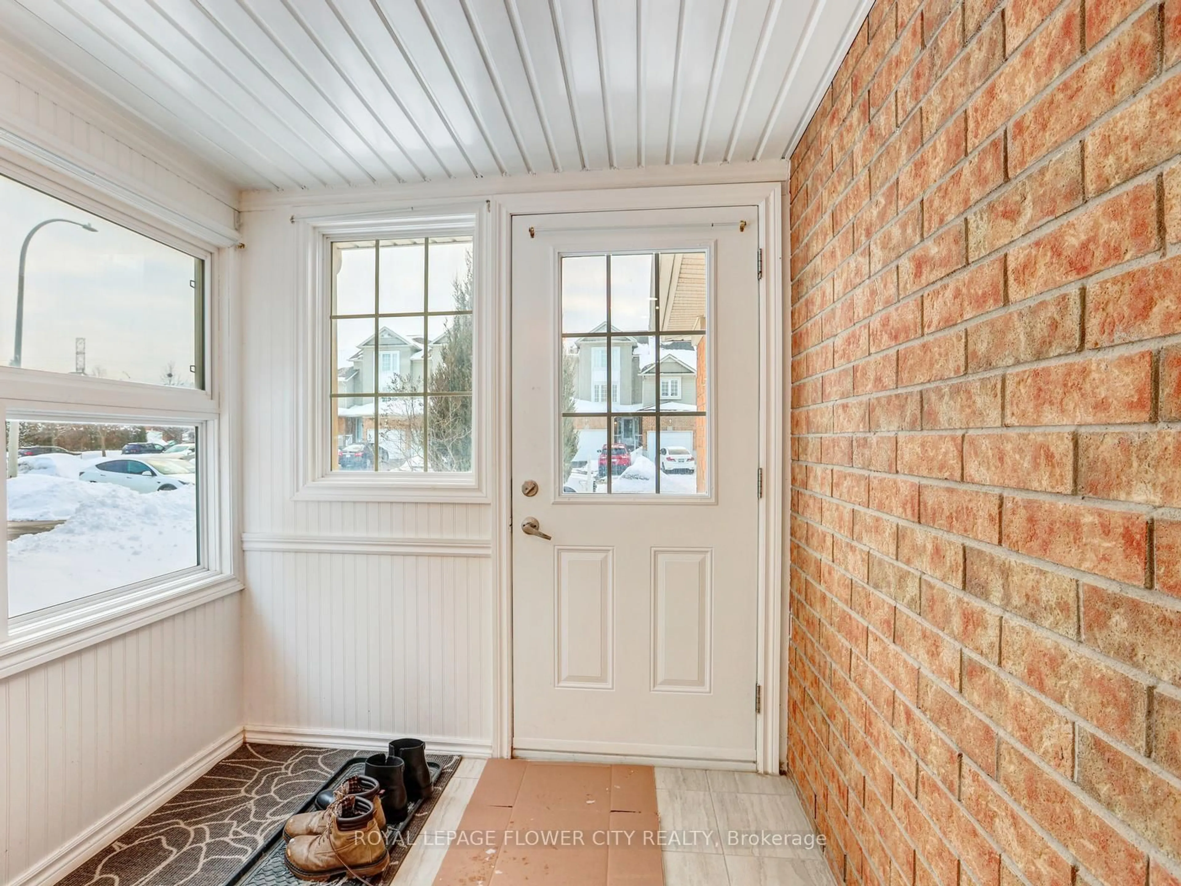 Indoor entryway for 128 Donnenwerth Dr, Kitchener Ontario N2E 4C8