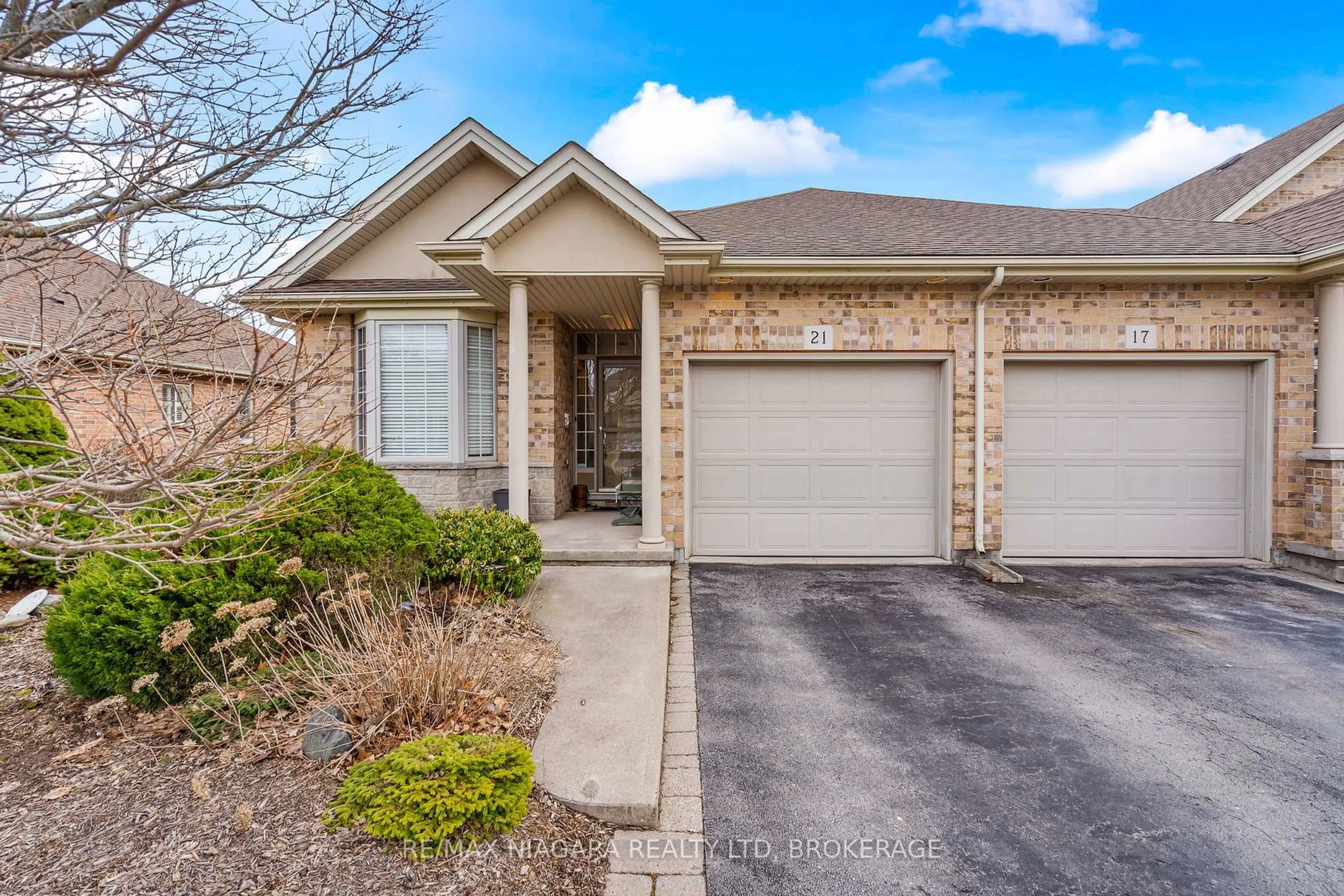 Home with brick exterior material, street for 21 Willowlanding Crt, Welland Ontario L3C 7L7
