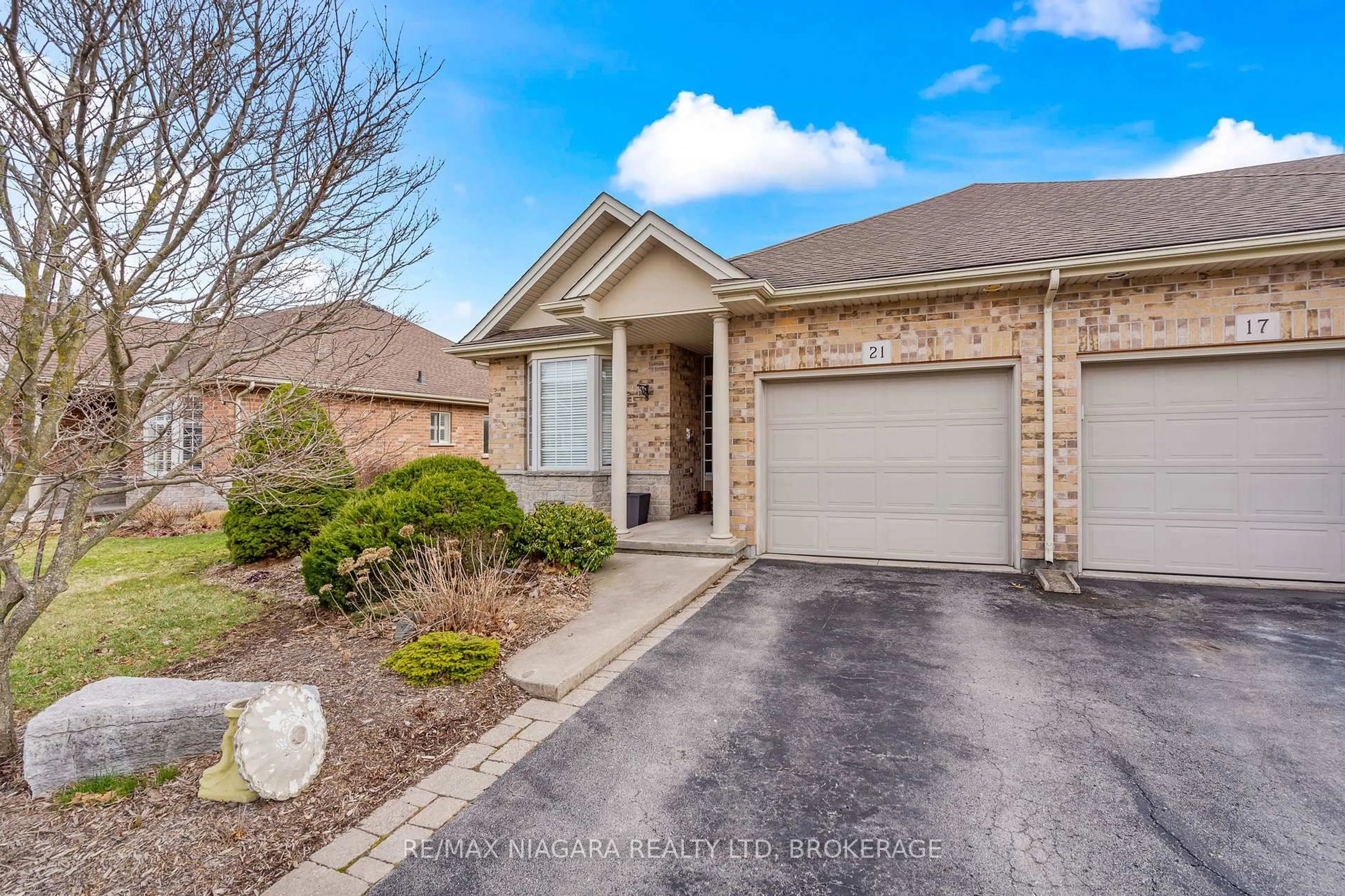 Home with brick exterior material, street for 21 Willowlanding Crt, Welland Ontario L3C 7L7