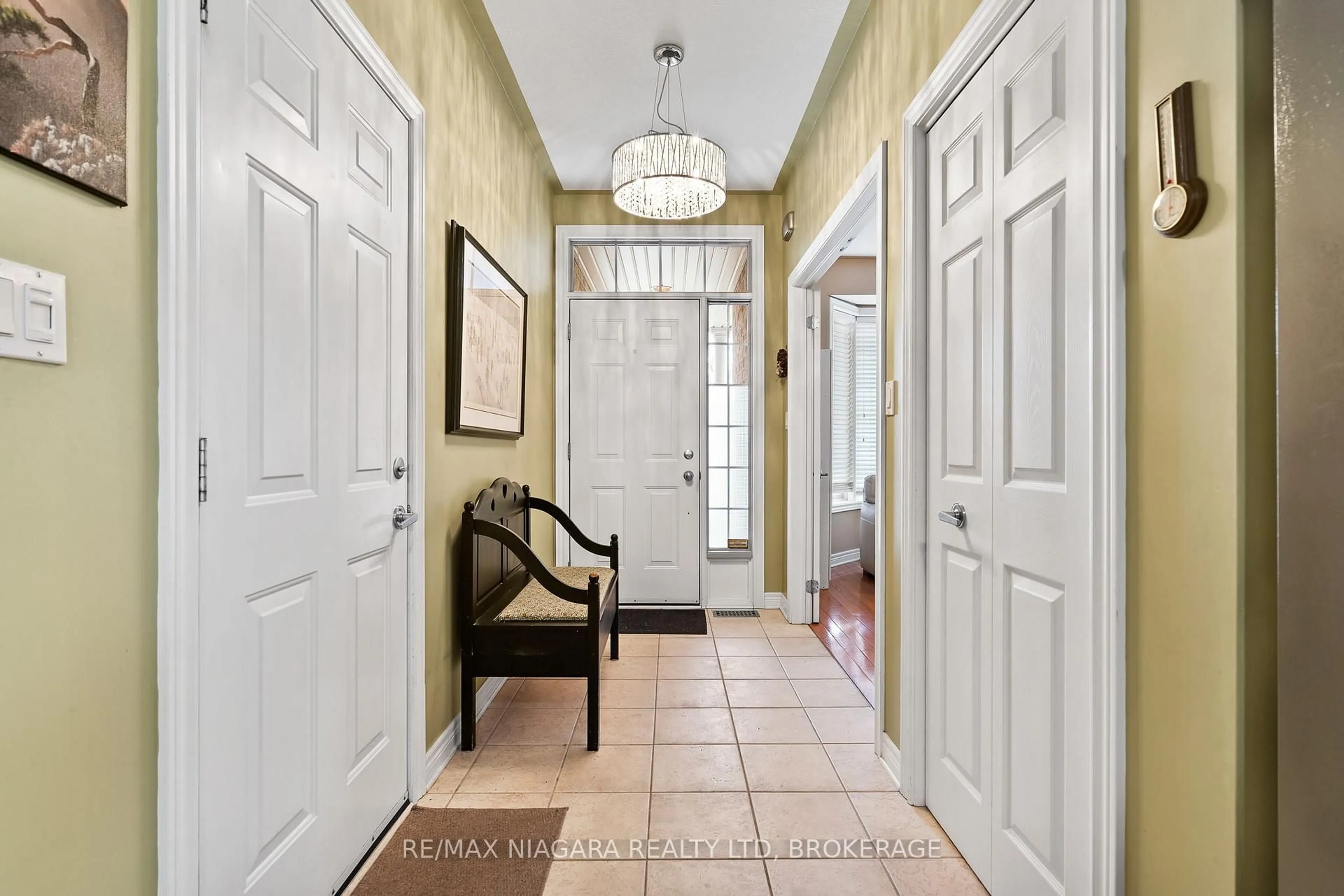 Indoor entryway for 21 Willowlanding Crt, Welland Ontario L3C 7L7