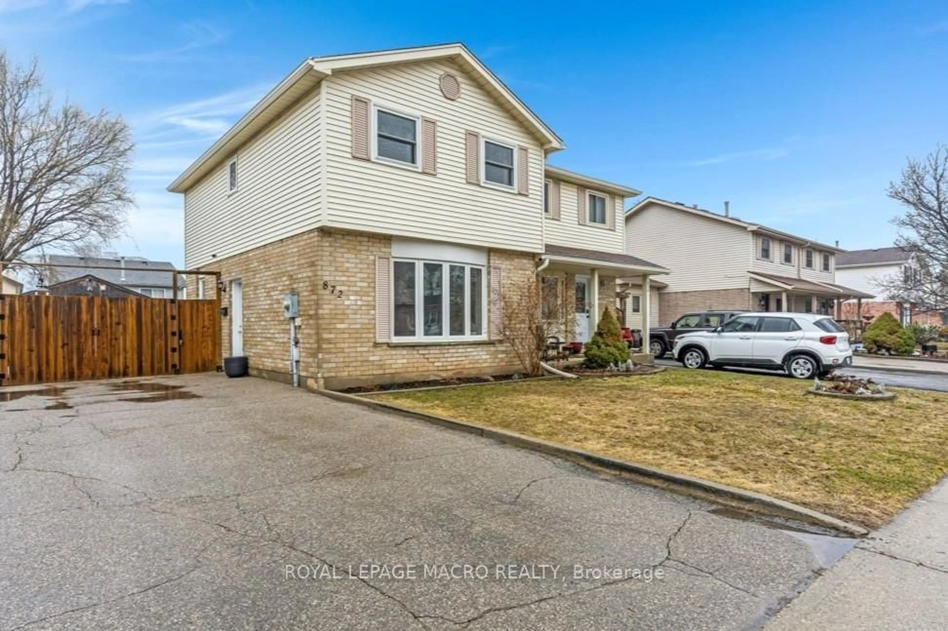 A pic from outside/outdoor area/front of a property/back of a property/a pic from drone, street for 872 Elgin St, Waterloo Ontario N1R 8C2