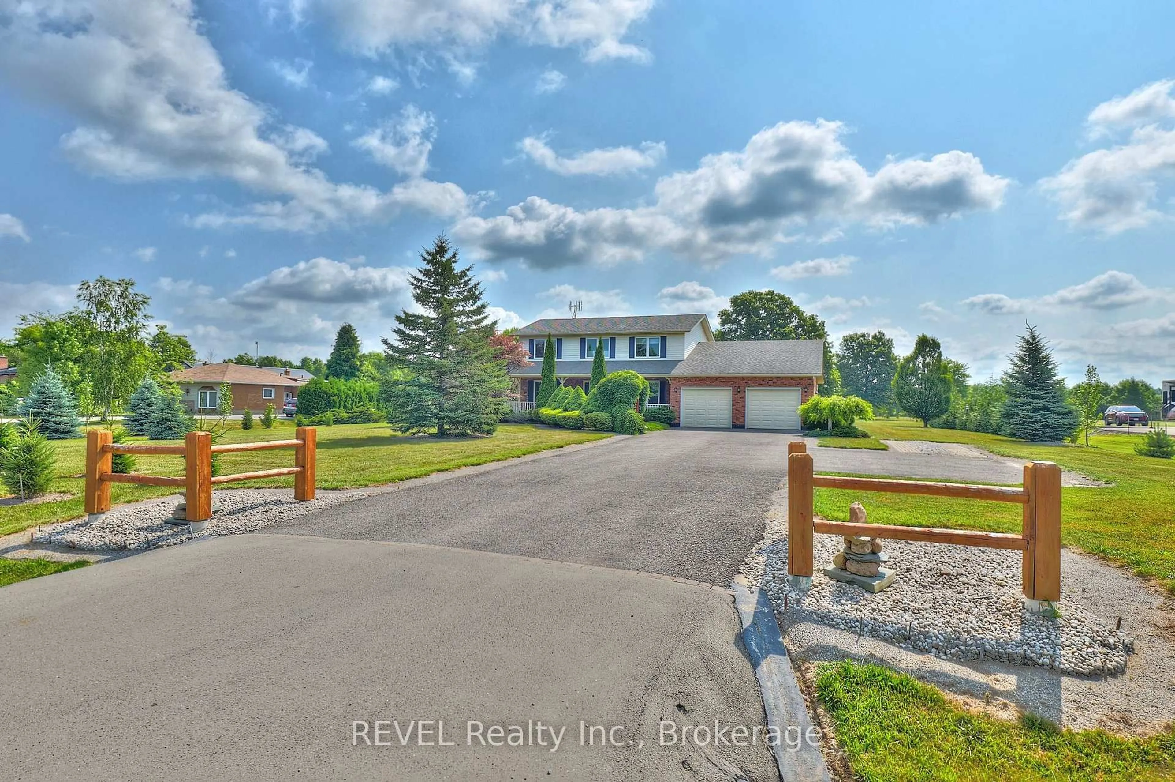 A pic from outside/outdoor area/front of a property/back of a property/a pic from drone, water/lake/river/ocean view for 354 Doan's Ridge Rd, Welland Ontario L3B 5N7
